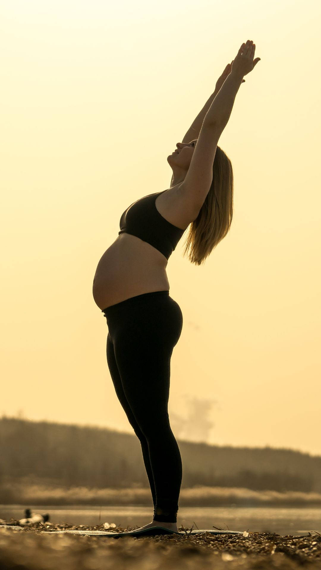 Gravid kvinde rejser arme Wallpaper