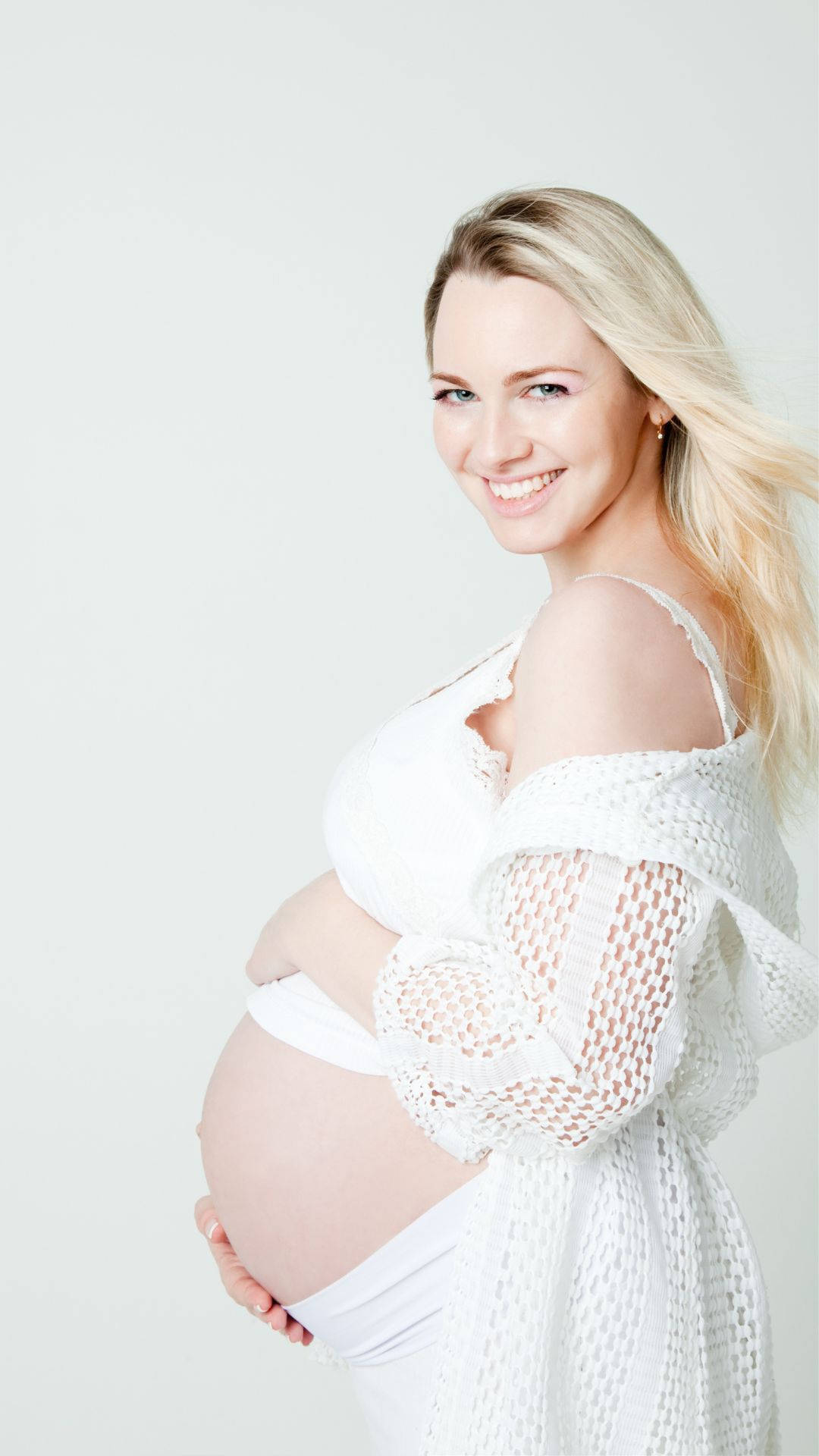 Schwangereslächelndes Frau Mit Babybauch Wallpaper