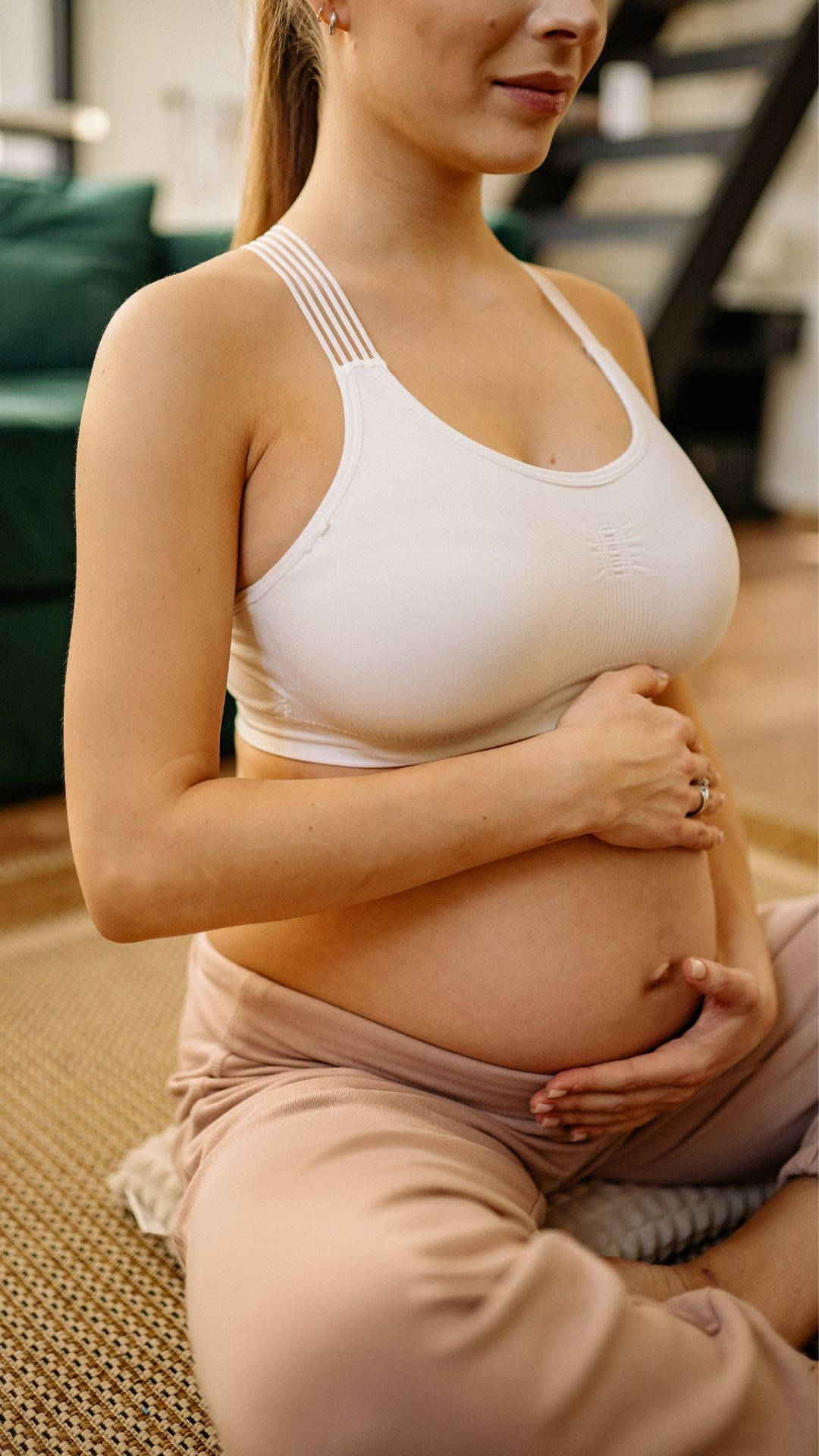 Schwangerefrau Berührt Ihren Bauch. Wallpaper