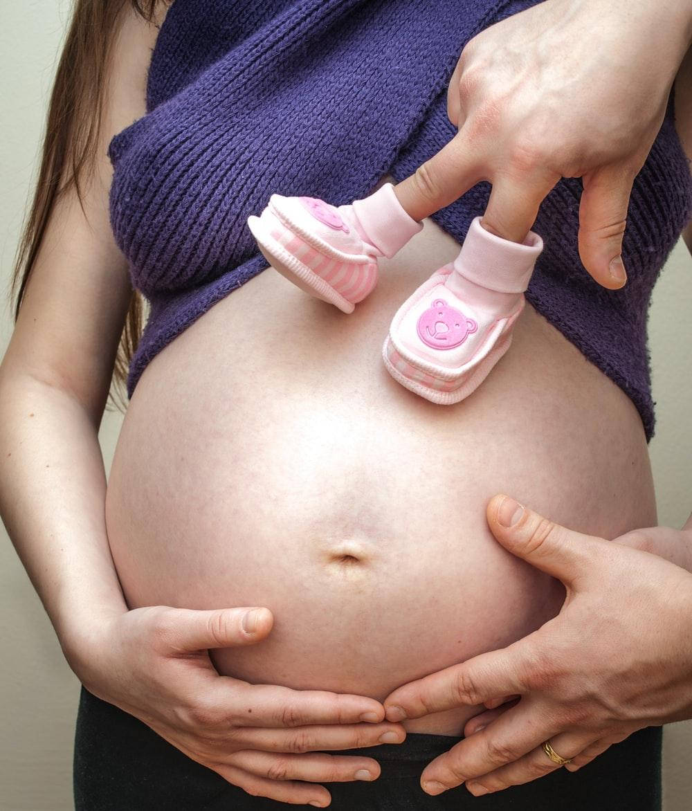 Schwangererbauch Babyschuhe Finger Wallpaper