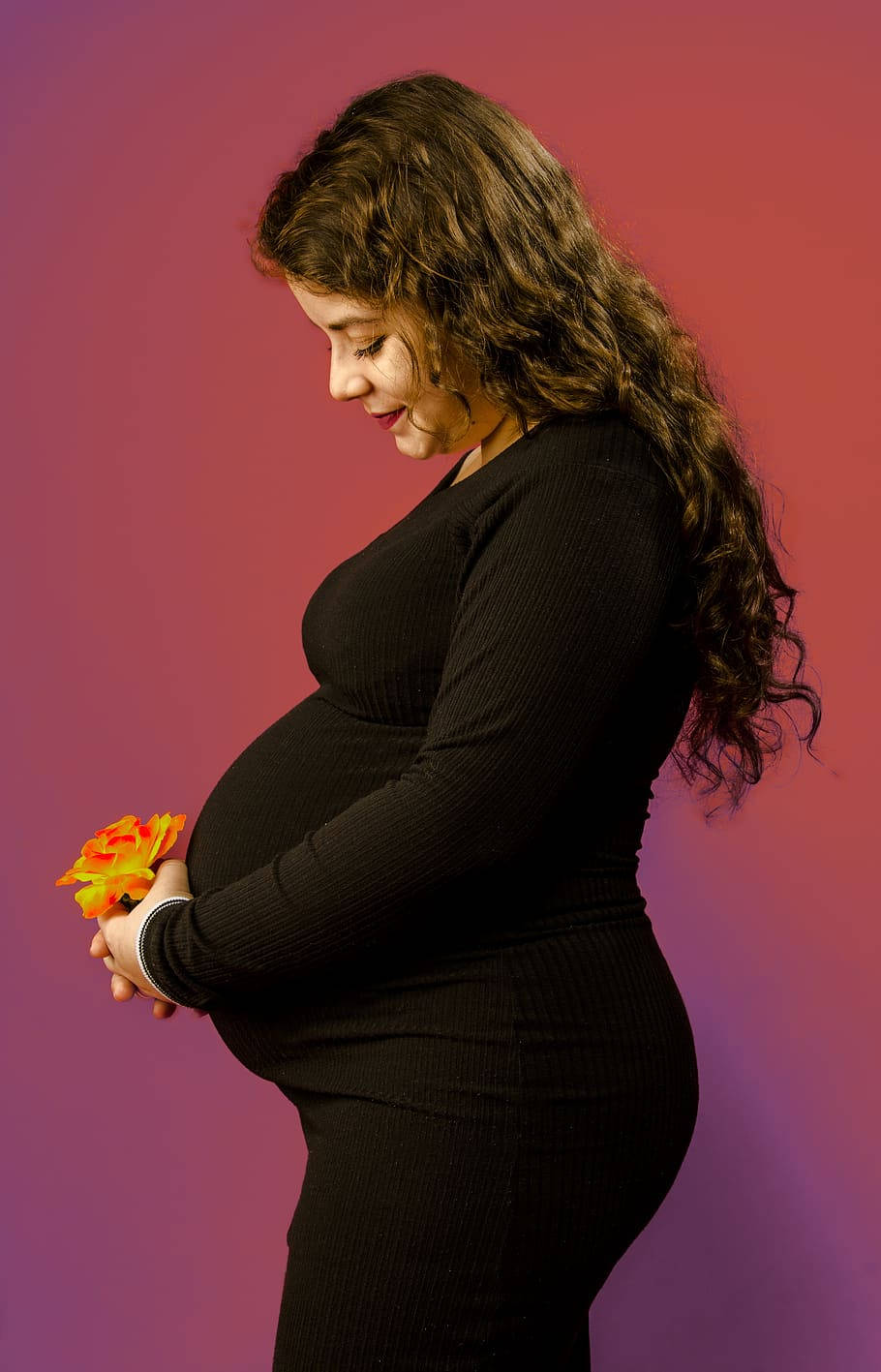Barrigade Embarazada En Un Vestido Largo Negro Fondo de pantalla