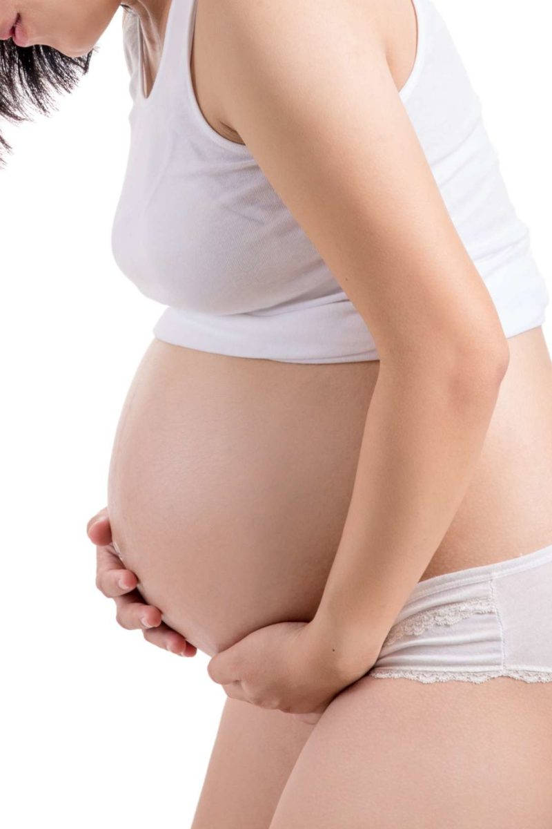 Schwangererbauch Auf Weißem Hintergrund Massieren Wallpaper