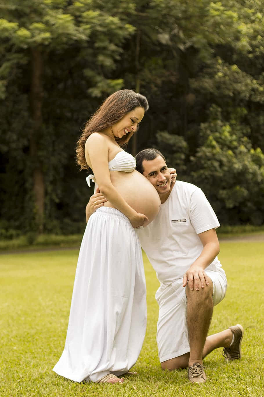 Gravid par lutte mod hovedet på Baby Bump Wallpaper