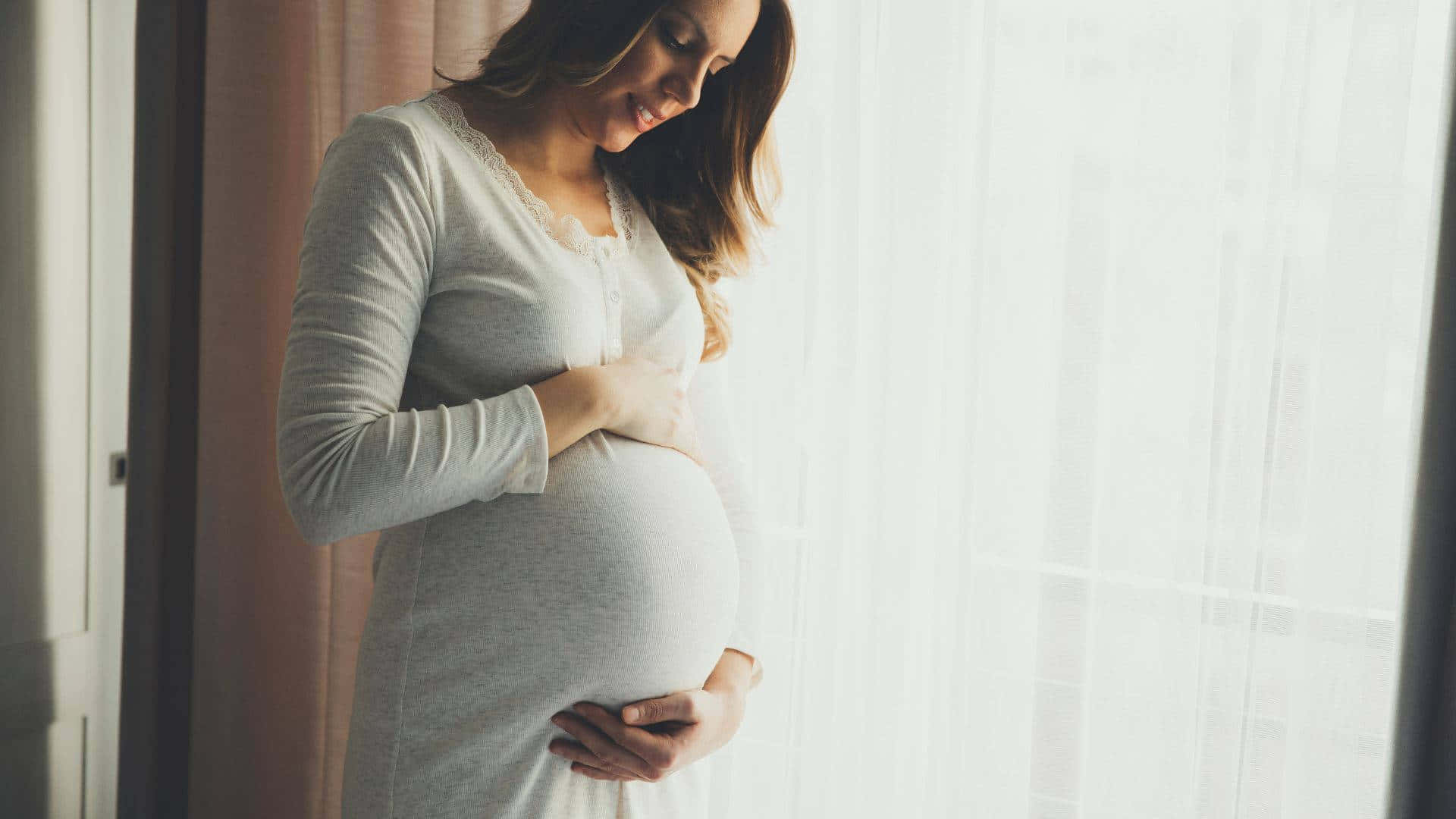 Schwangererfrau Babybauch Fensteraufnahme Wallpaper