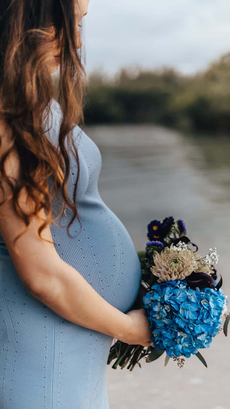 Gravidkvinna Med Blombukett Wallpaper