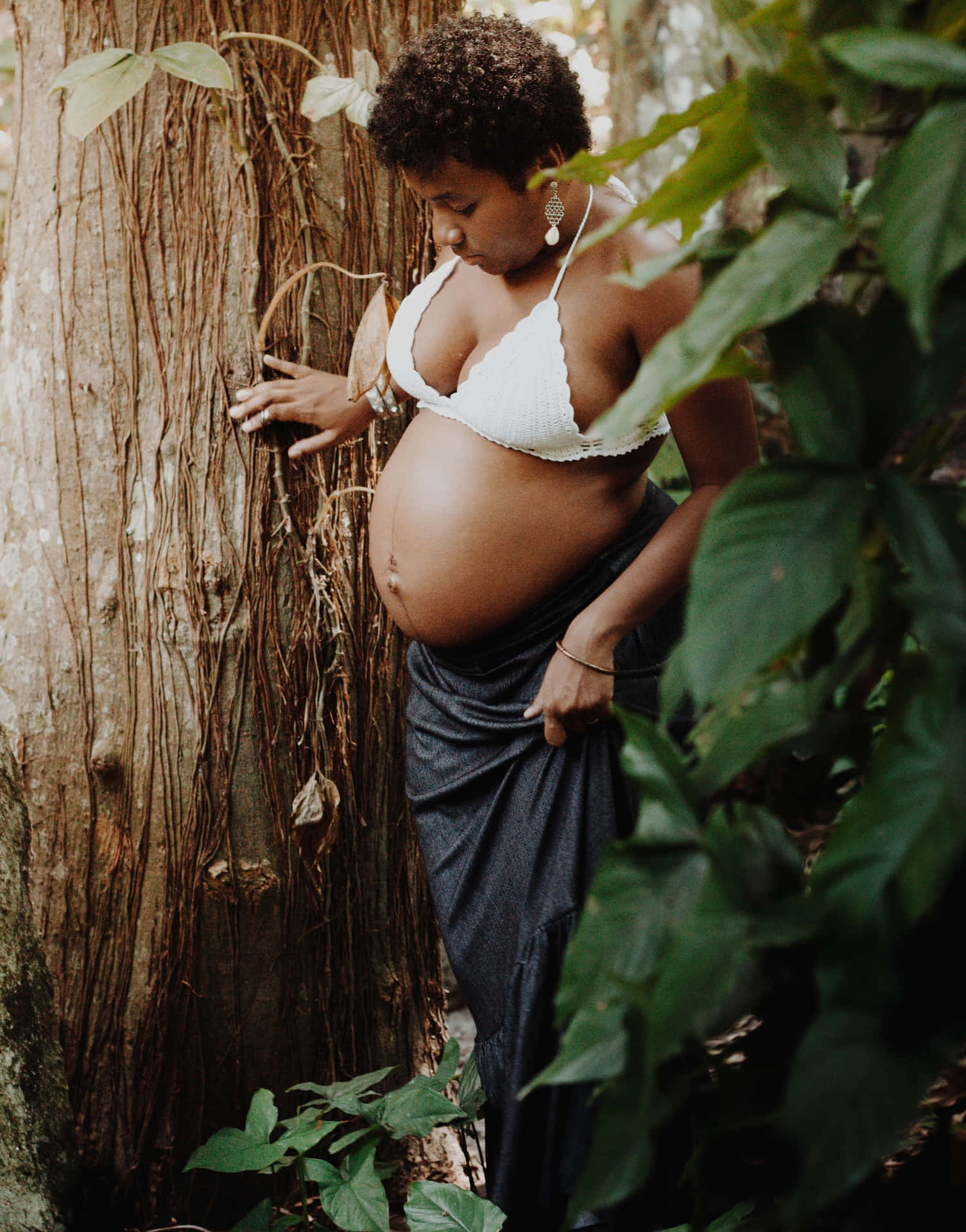 Sedutadi Maternità In Natura Per Donne In Gravidanza. Sfondo