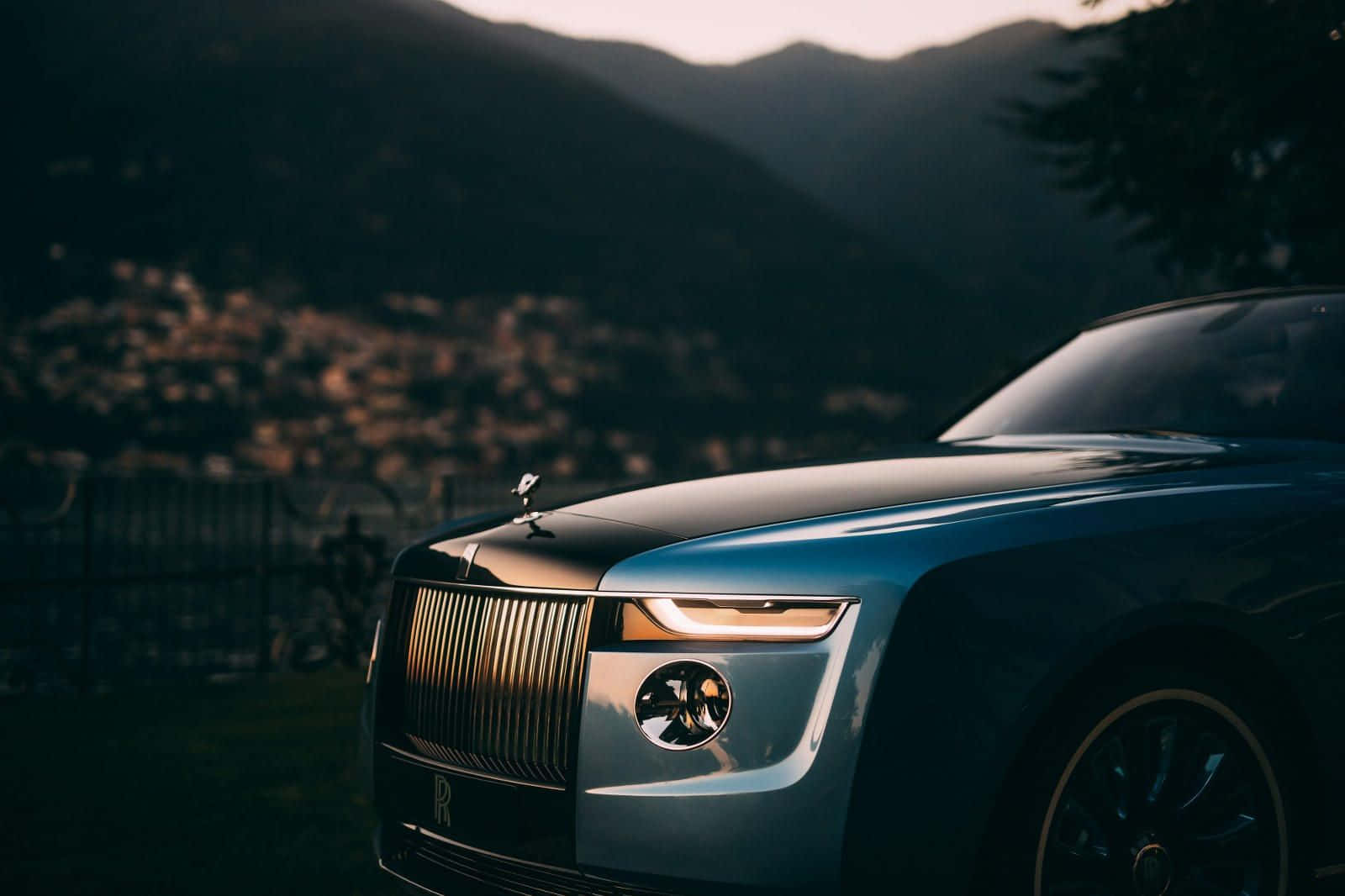 Premium Luxury - Rolls Royce Camargue Wallpaper