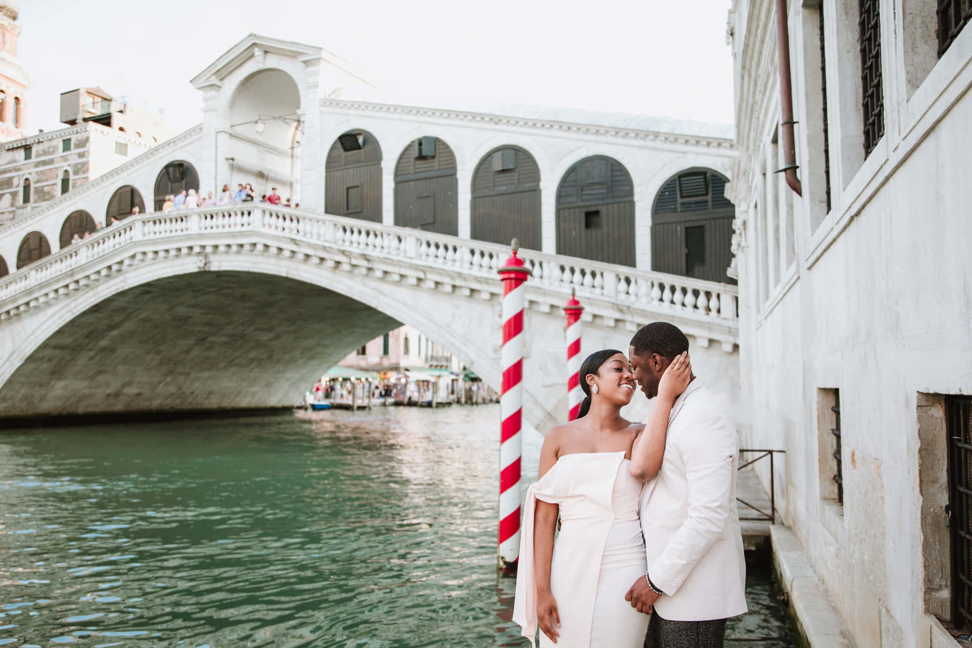 Tag et pre-ægteskabeligt fotoskud på Rialto-broen i Venedig i Italien Wallpaper