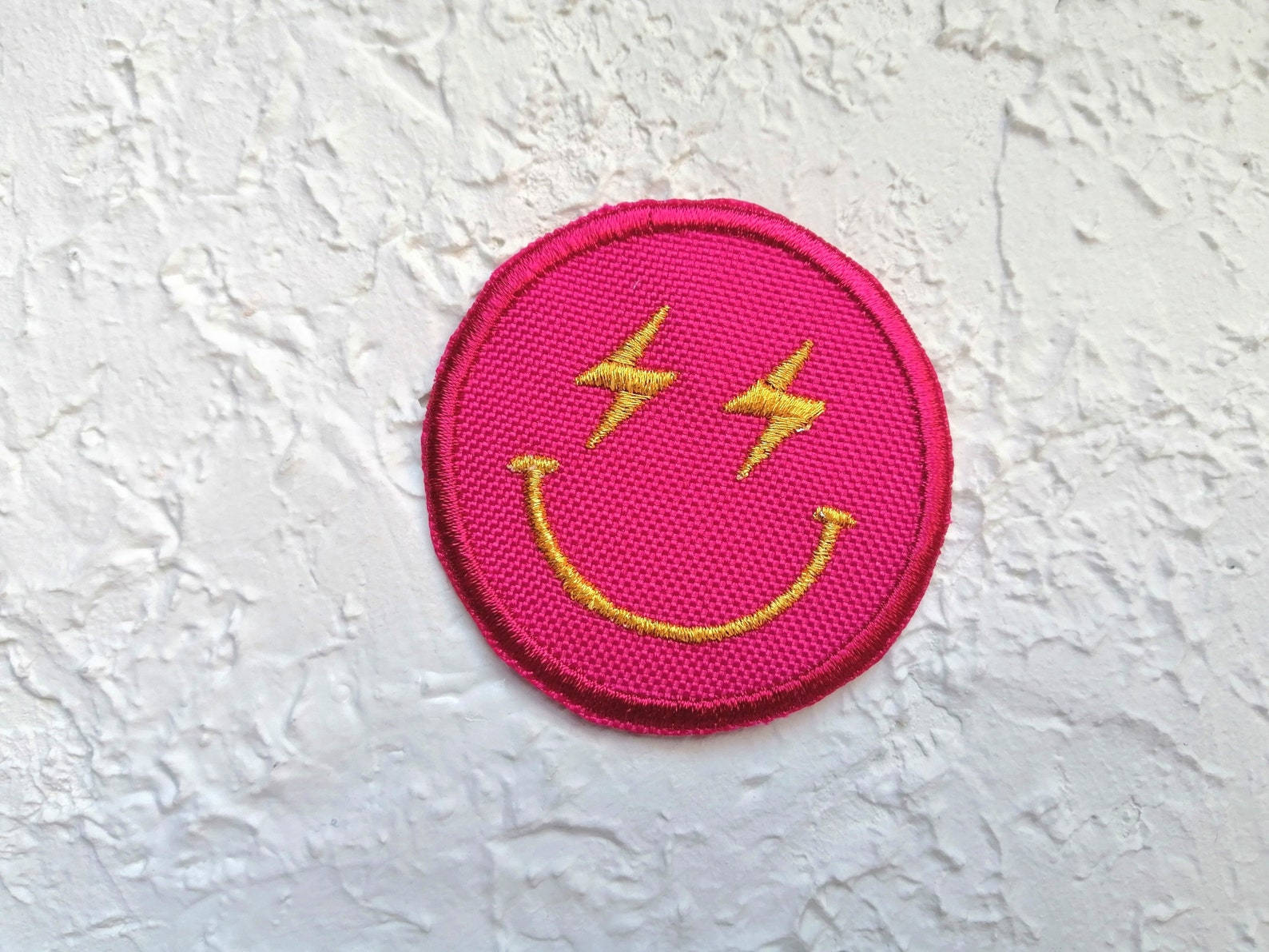 Preppy Smiley Ansigt Hot Pink Patch Wallpaper