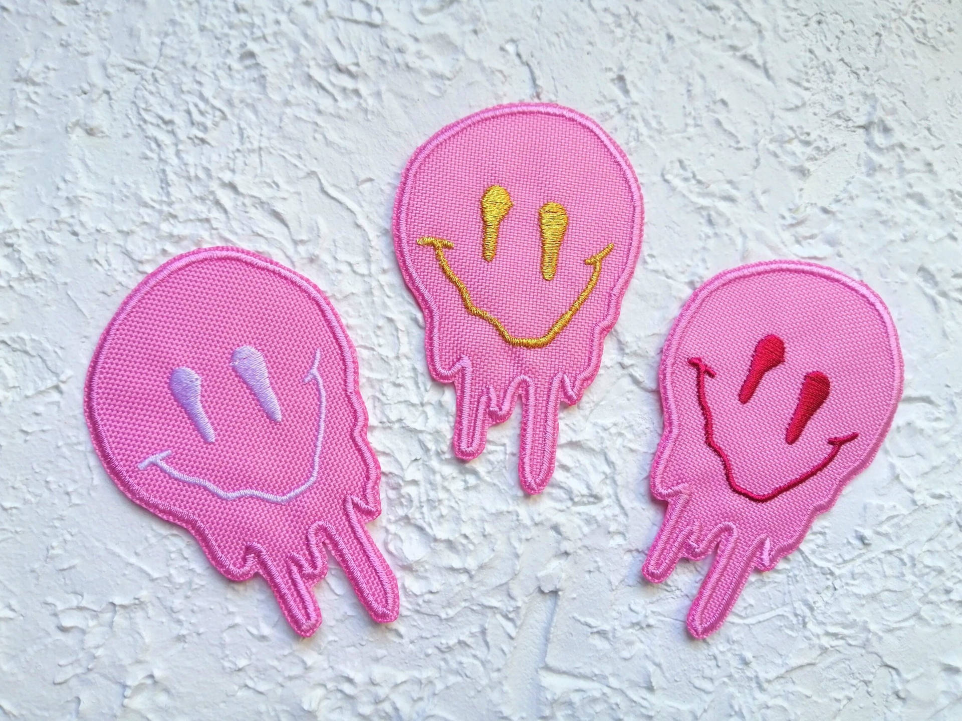 Preppy Smiley Face Pink Patches Tapet: Wallpaper