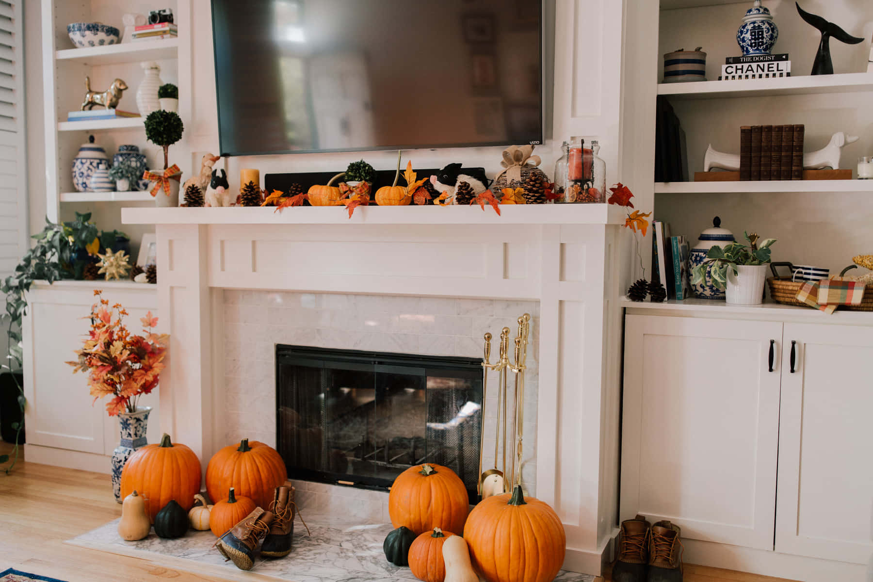 Preppy Thanksgiving Fireplace Decor Wallpaper