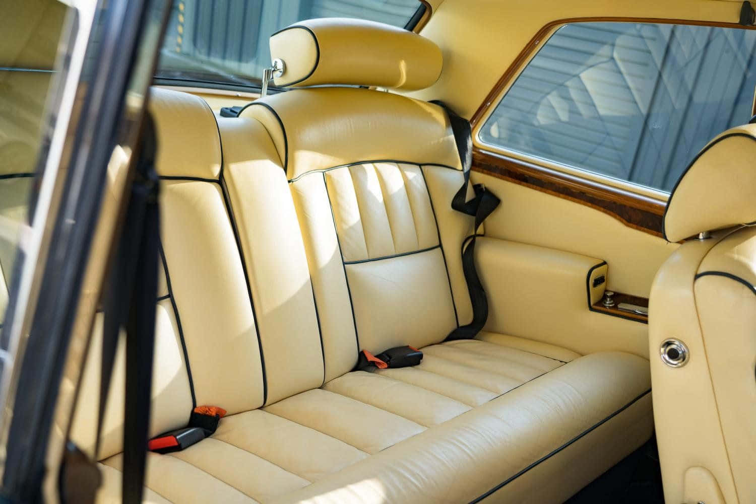 Prestigious Rolls Royce Corniche In Majestic Setting Wallpaper