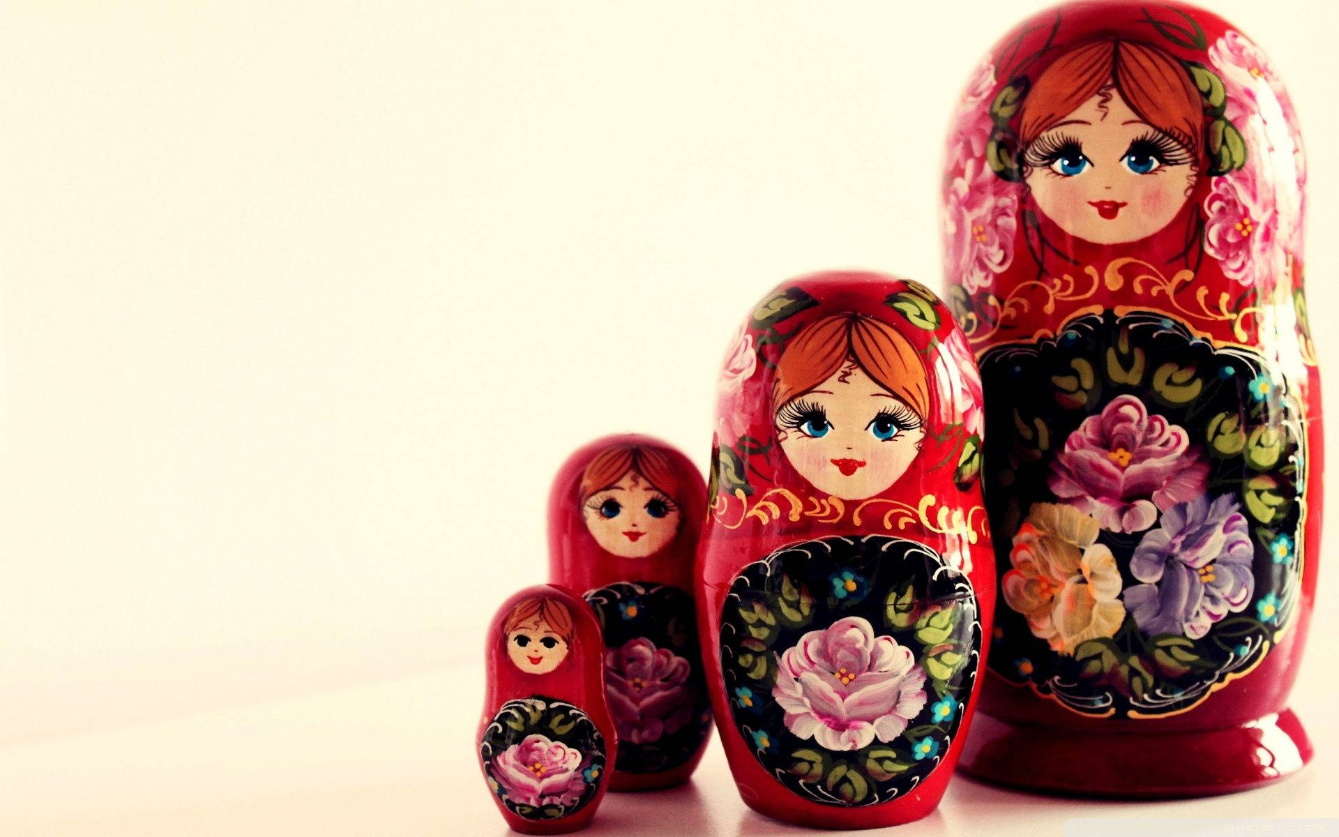 Pretty Dolls Of Russia Wallpaper