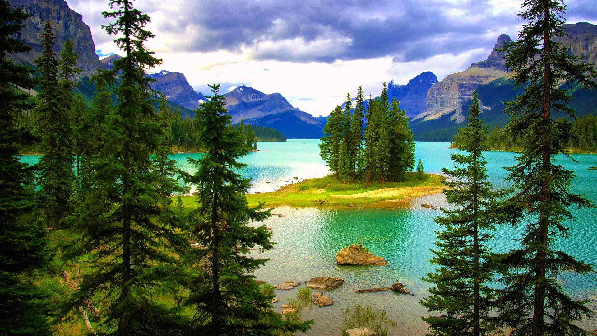 Hermosopaisaje Lago Maligne Canadá. Fondo de pantalla