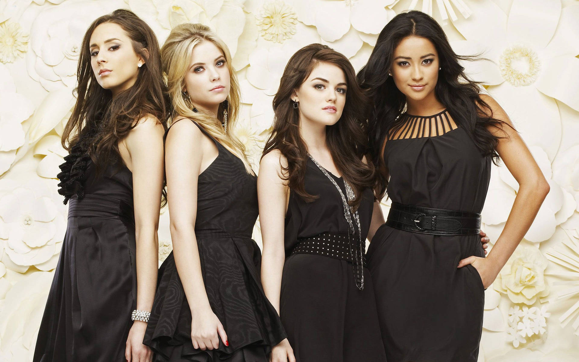 Pretty Little Liars Aria Montgomery And Girls Wallpaper