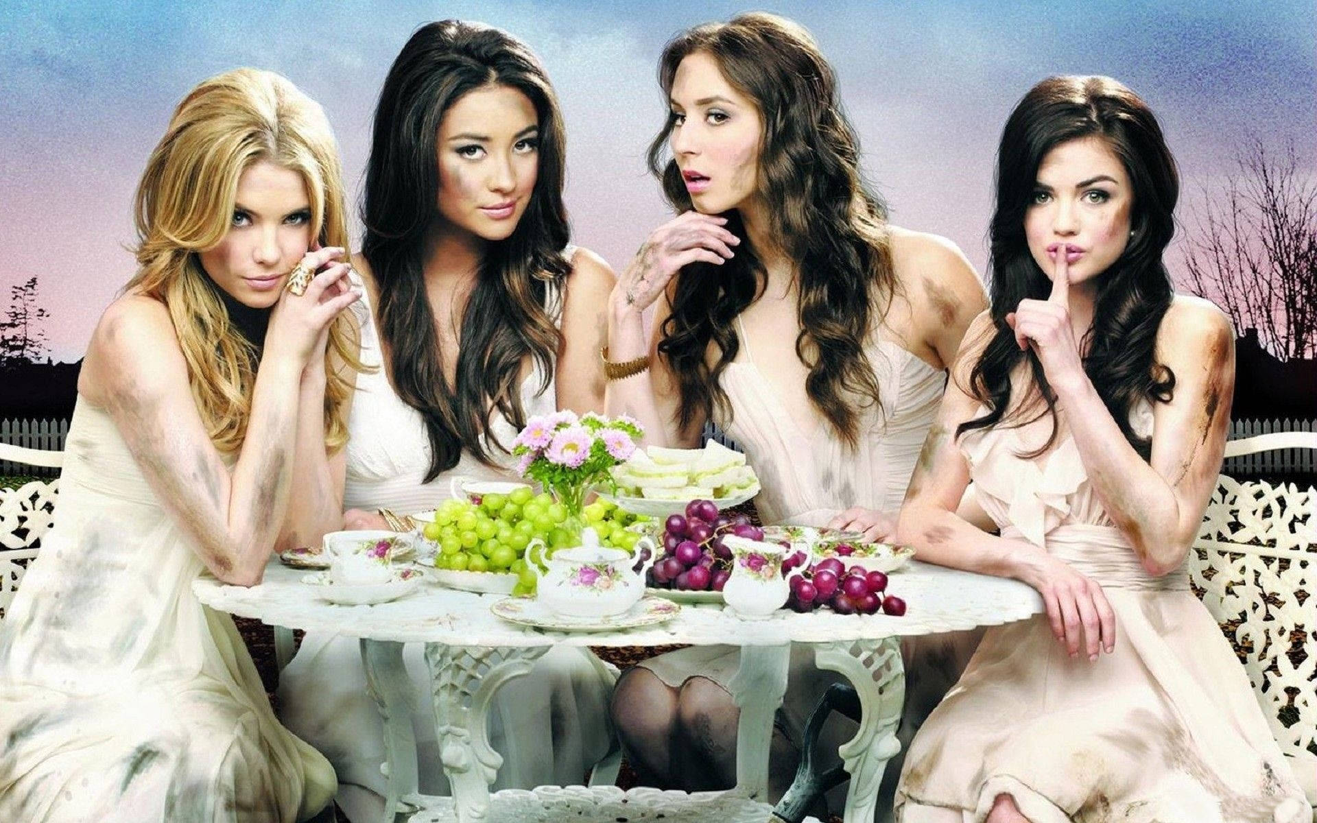 Pretty Little Liars Covered In Dirt Wallpaper