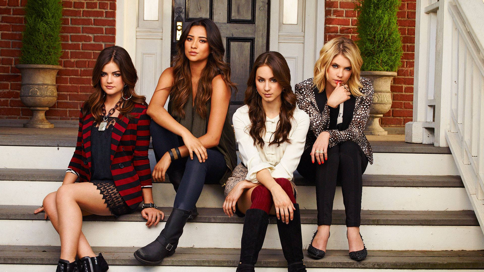 Pretty Little Liars Of Rosewood Town Wallpaper