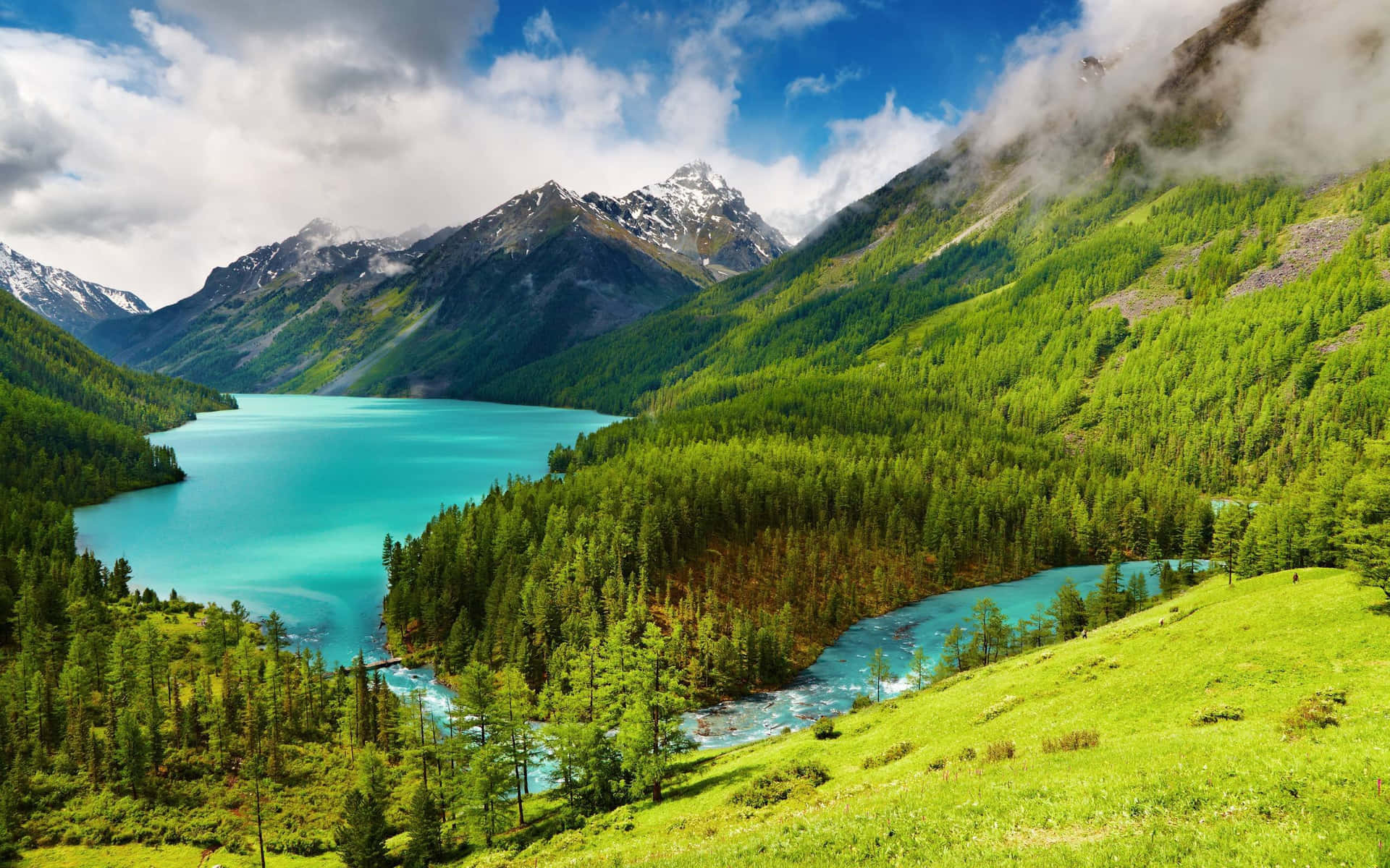 Montañaverde Con Un Hermoso Lago - Imagen De Naturaleza.