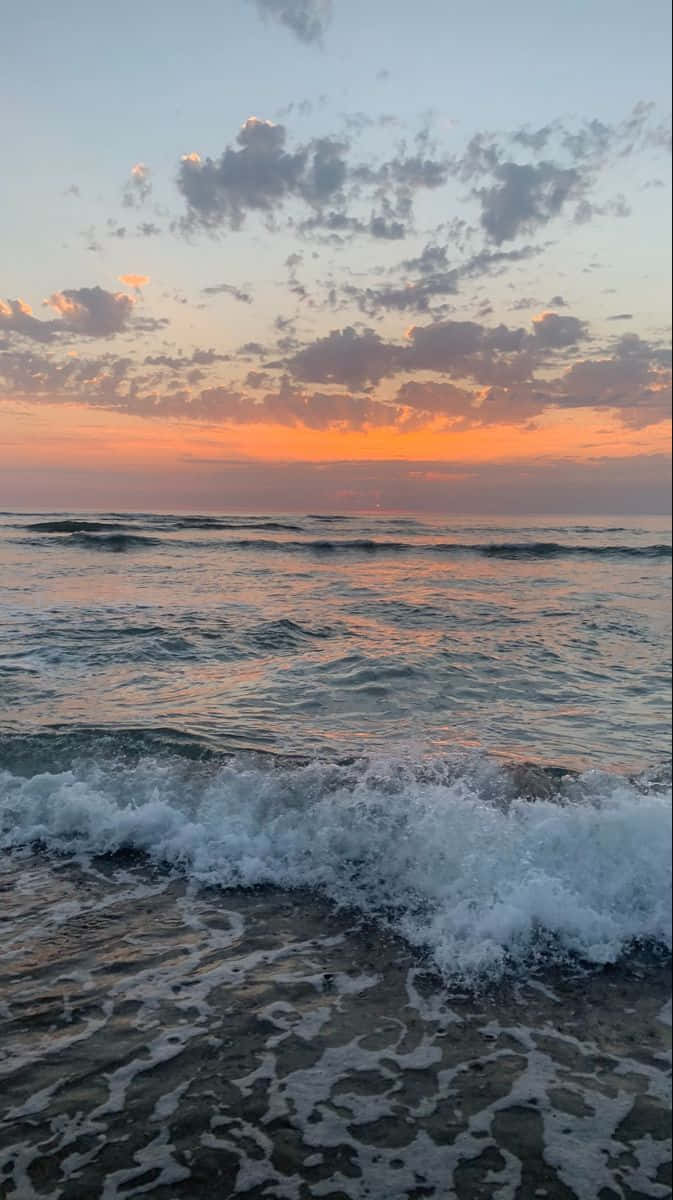 Einmajestätischer Blick Auf Das Meer Bei Sonnenaufgang. Wallpaper