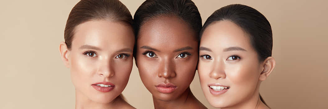 Dreifrauen Mit Unterschiedlichen Hauttönen Posieren Für Ein Foto.
