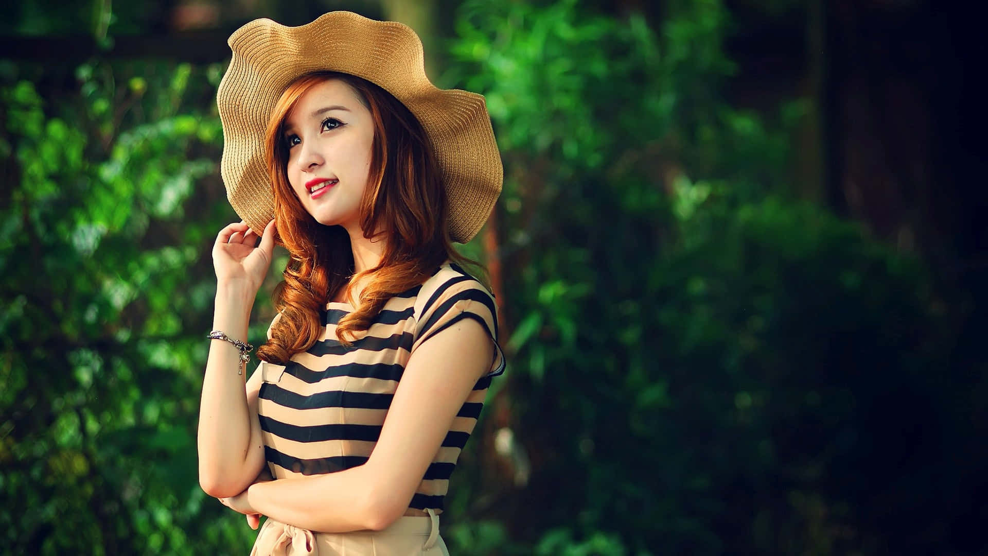 Pretty Single Woman With A Hat Wallpaper