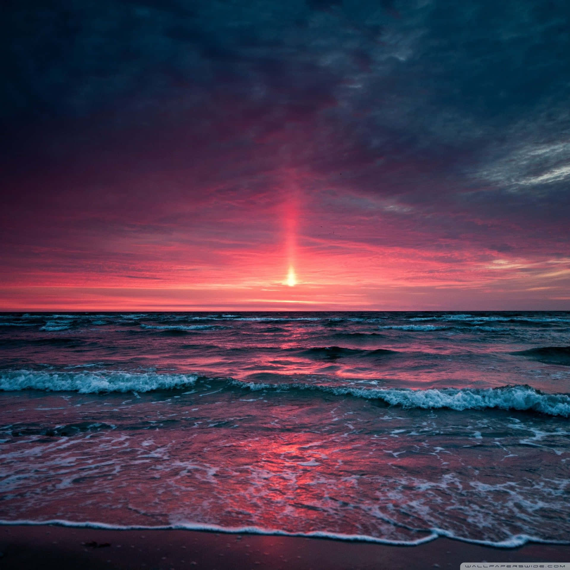 Imagende Una Hermosa Puesta De Sol En Una Playa Oscura