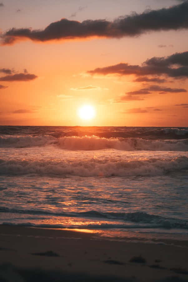 Imagende Una Hermosa Puesta De Sol En El Mar.