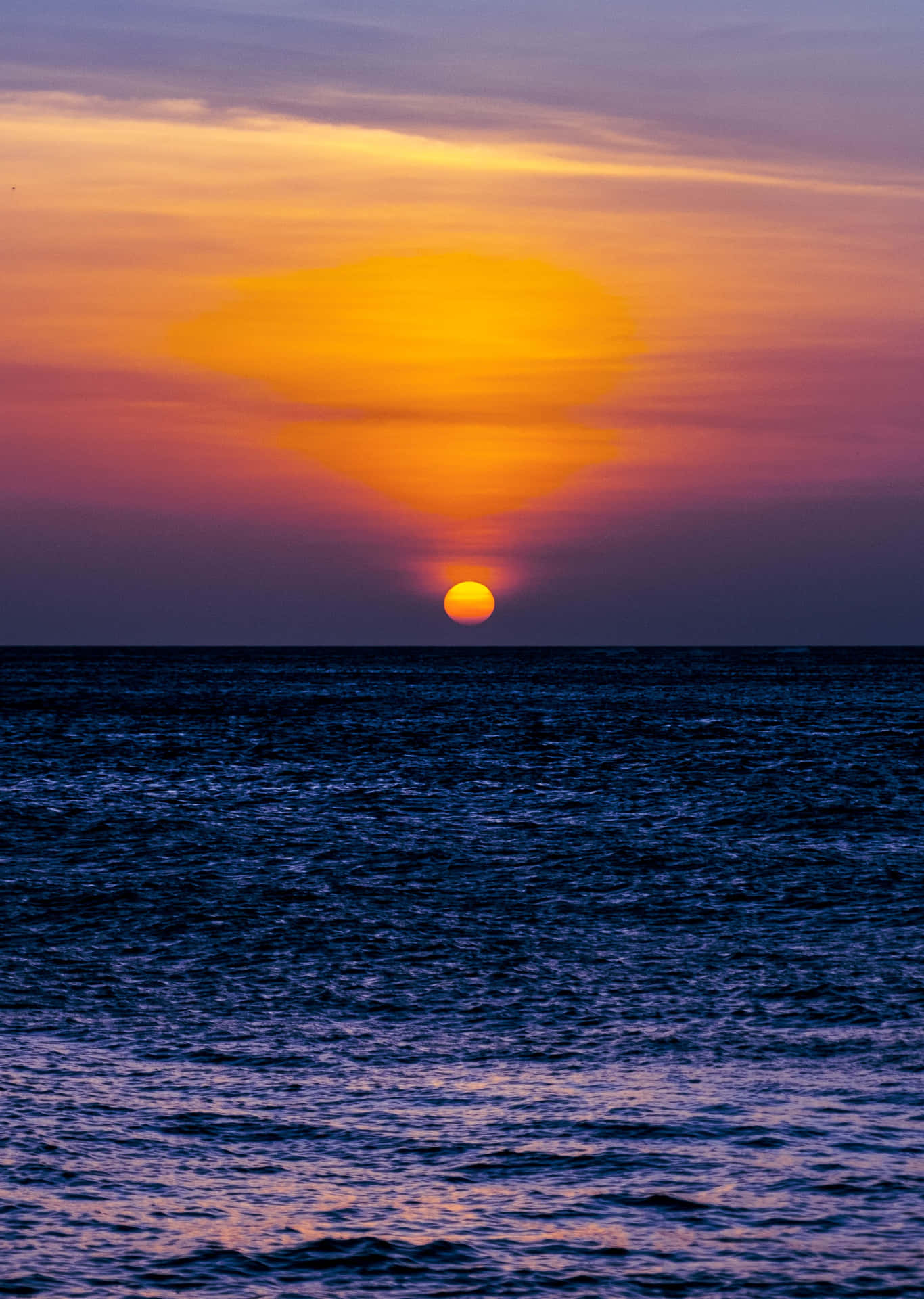 Sort blå hav under smuk solnedgang billede