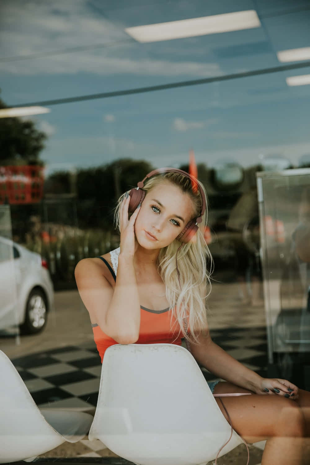 Pretty Women With Headphones Picture