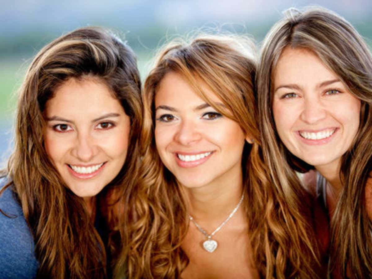 Atractivaimagen De Mujeres Sonrientes Y Bonitas
