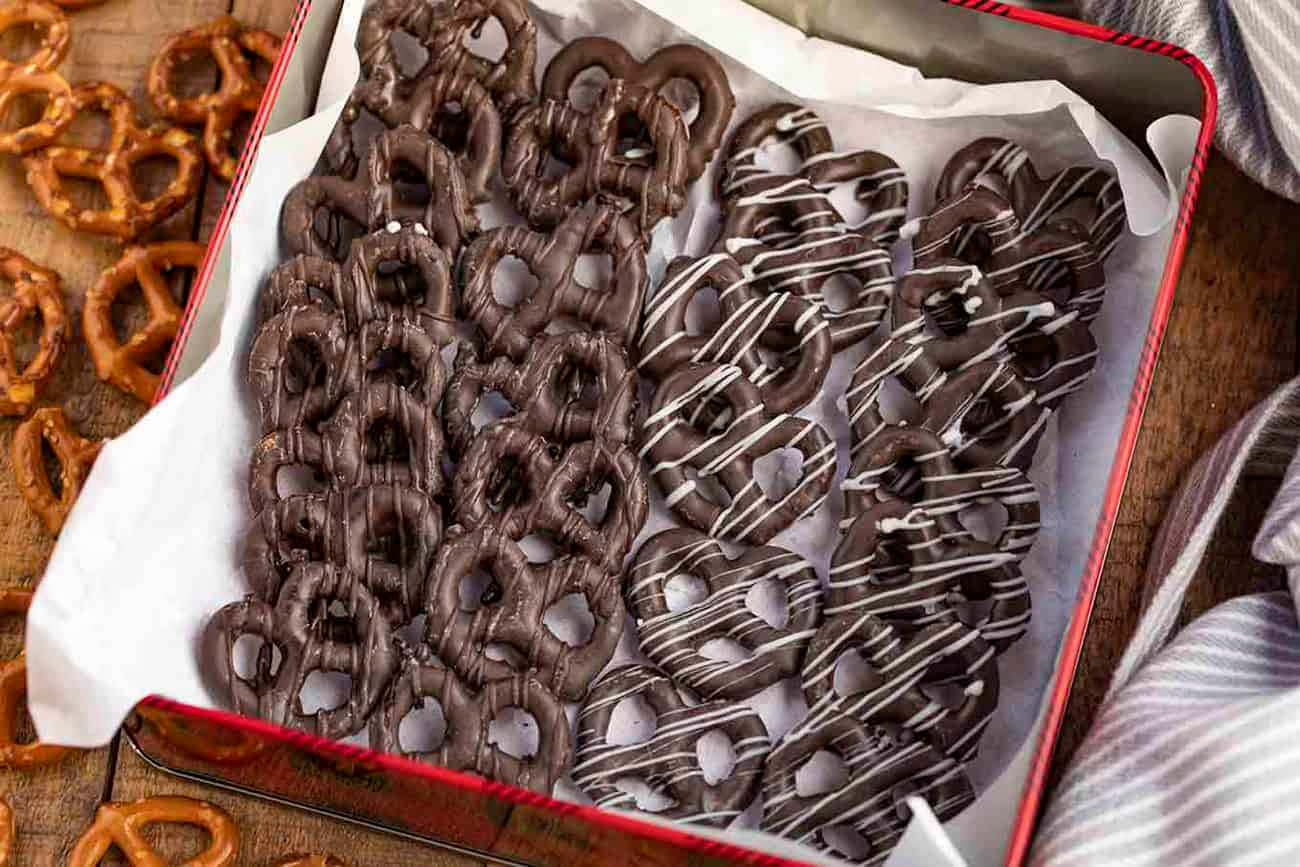 Pretzelsde Chocolate En Una Lata Sobre Una Mesa.