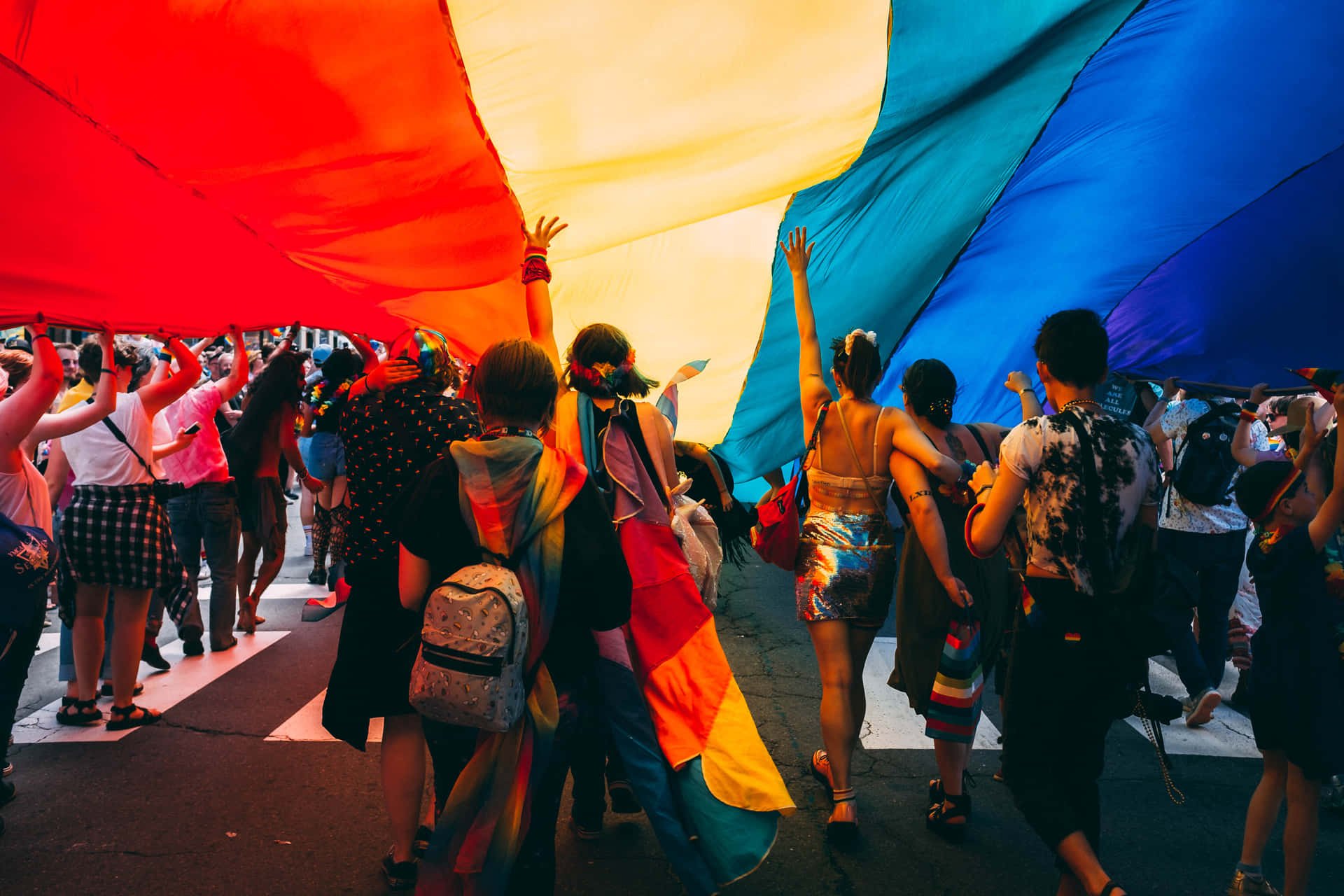 Stolzdesktop Menschen Mit Großer Regenbogenflagge Wallpaper