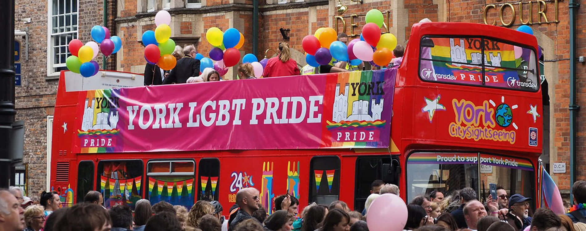 Lgbtq+regenbogen-bus Auf Bild Vom Pride-parade