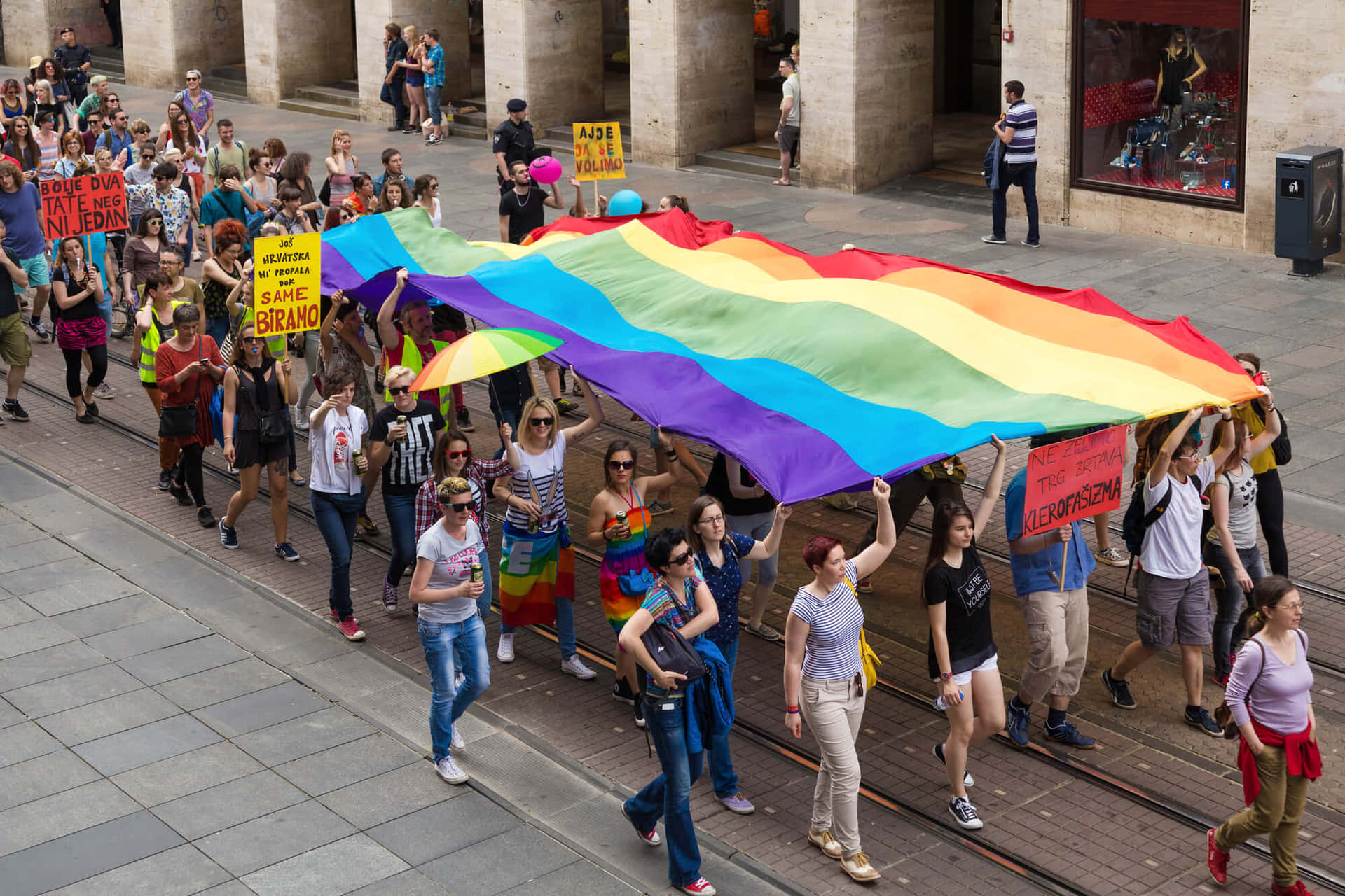 Folk, der skjuler Pride Flag Billede