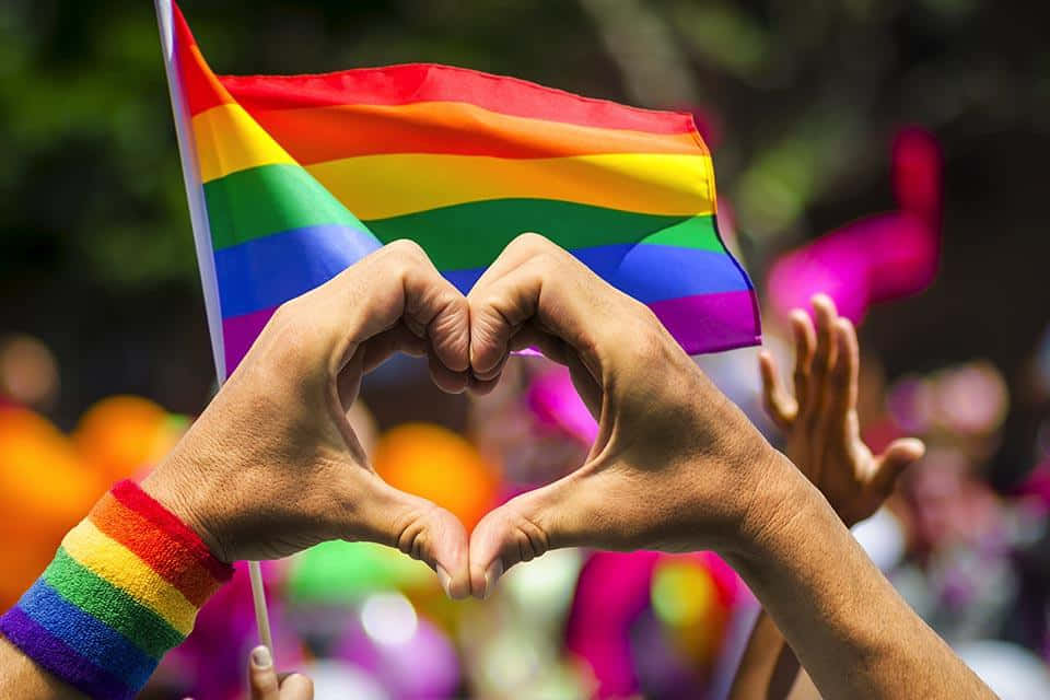 Hænder former hjerte under Pride Parade Picture.