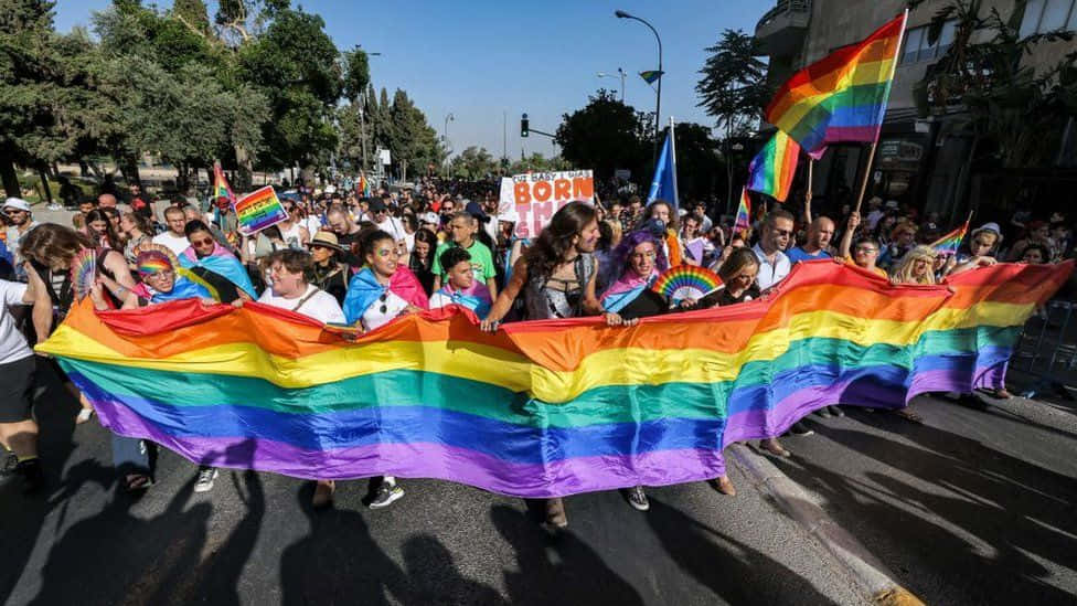 Menschenbeim Parade-marsch Mit Der Regenbogenflagge Abbildung