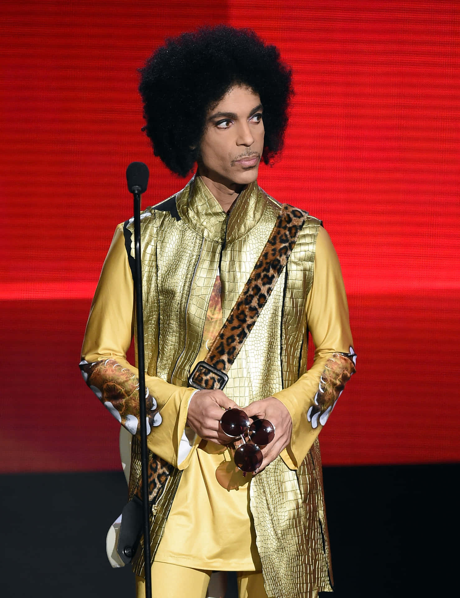 Legendärerpopstar Prince Tritt Auf Der Bühne Auf