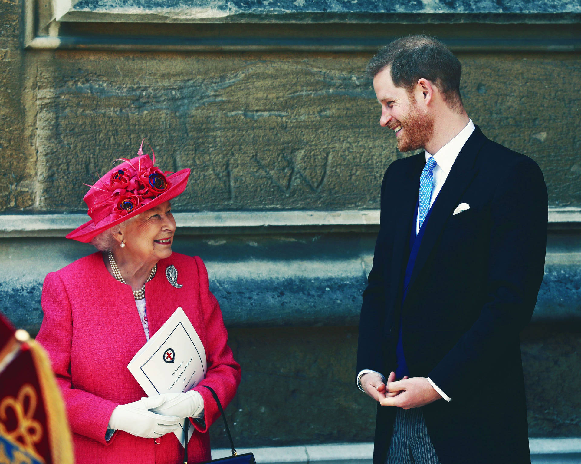 Prinzharry Königin Elizabeth Rotes Kleid Wallpaper