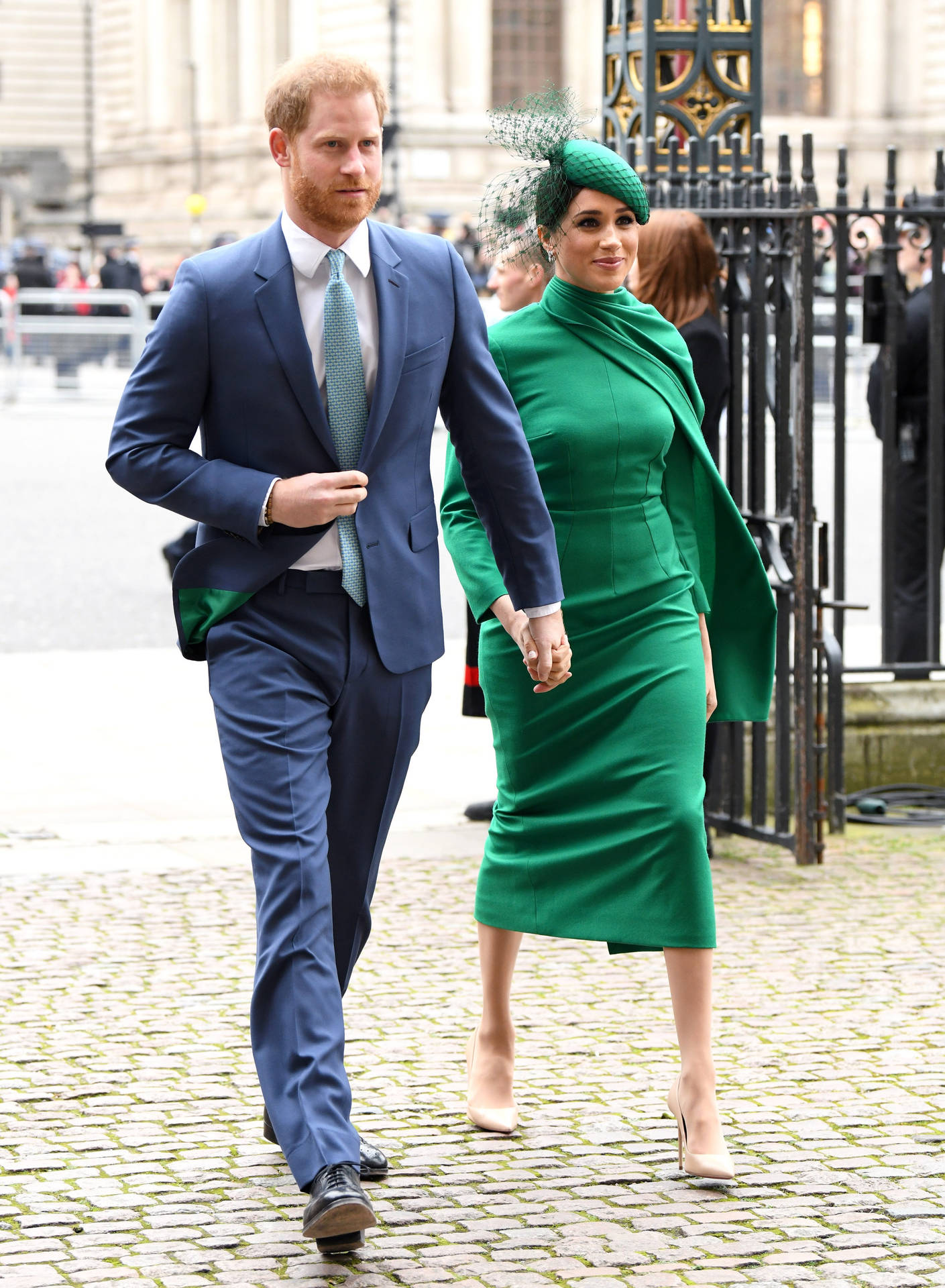 Príncipeharry Con Traje Y Meghan Con Vestido Verde. Fondo de pantalla