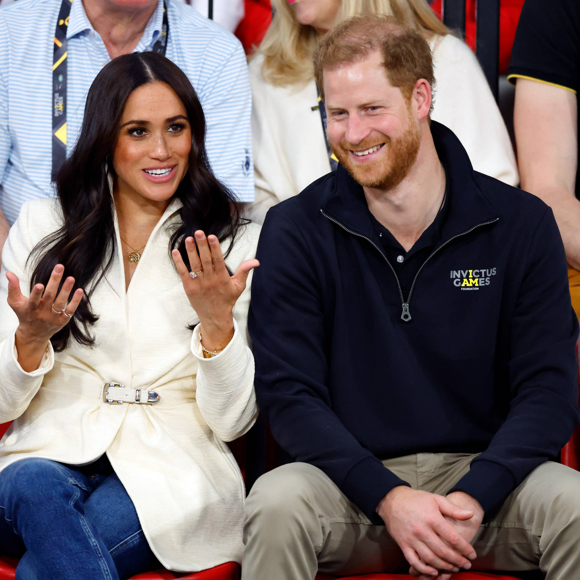 Prins Harry iført jakke med faux pelskragen Wallpaper