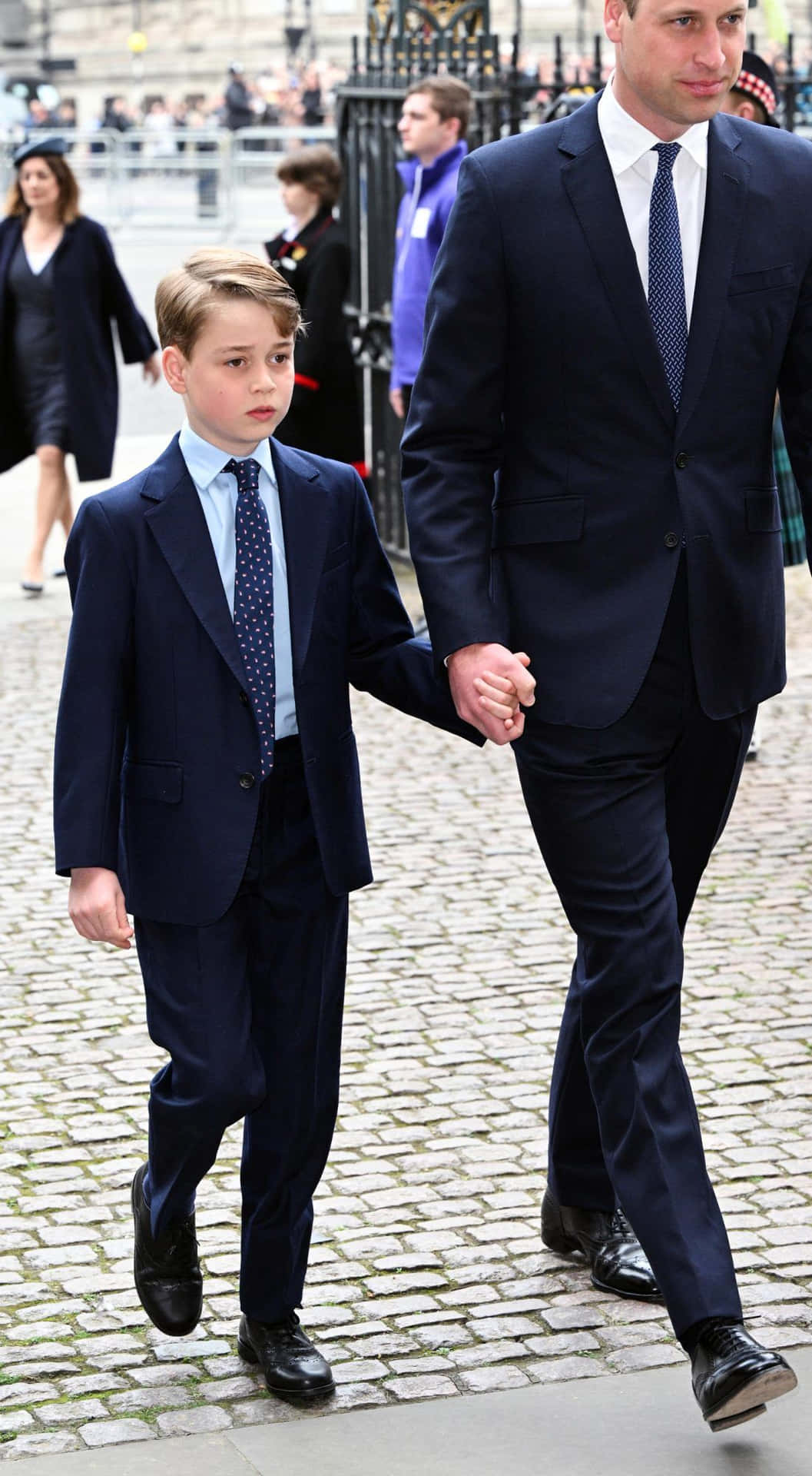 Prinzwilliam Und Prinz William Gehen Die Straße Entlang.