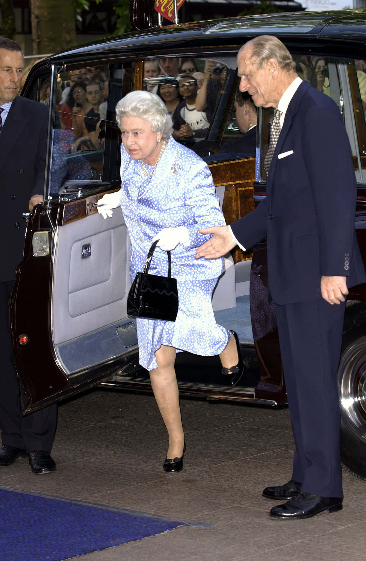 Imagendel Príncipe Phillip Y La Reina Elizabeth En Un Carro
