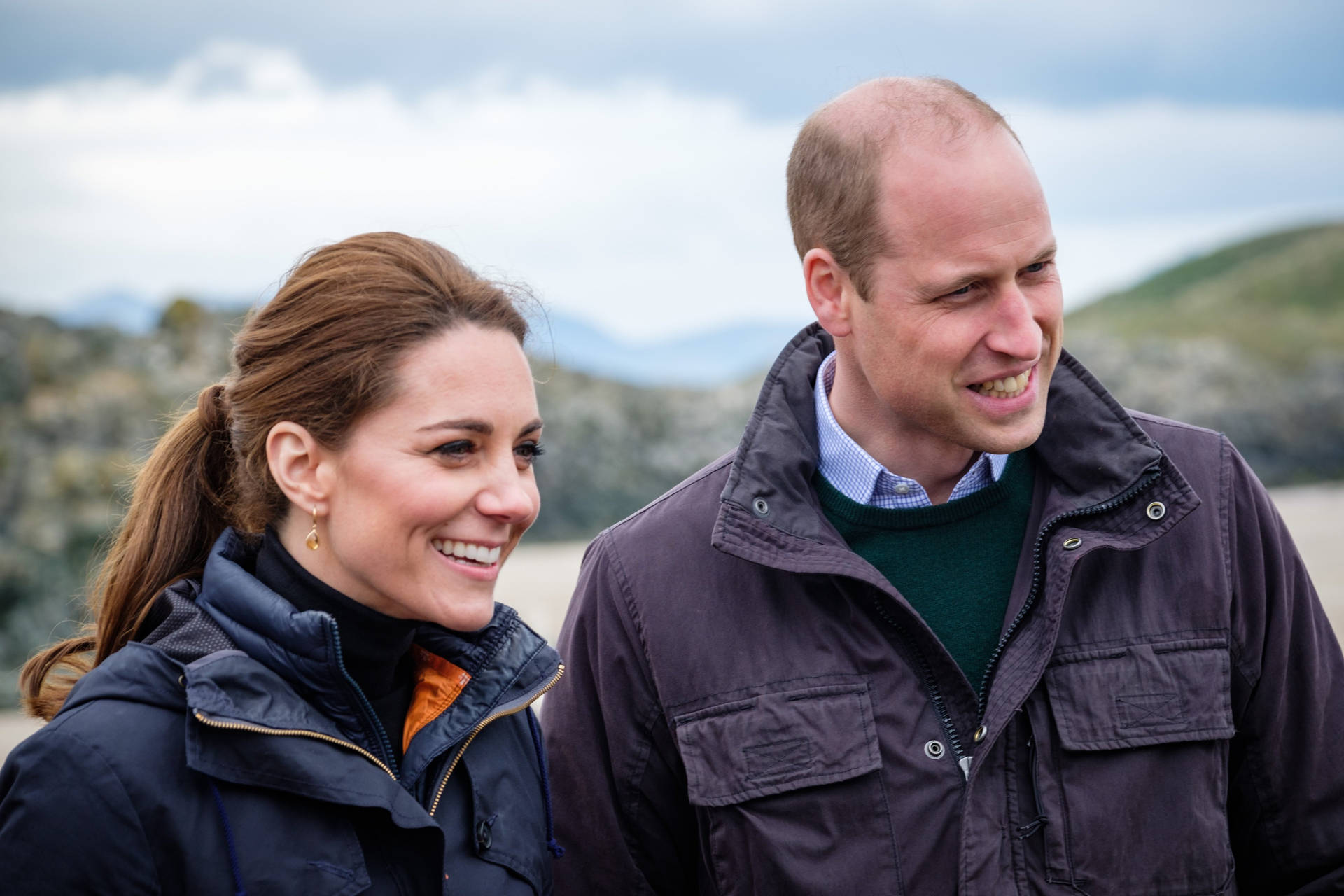 Prins William og Kate bærer jakker i Paris Wallpaper