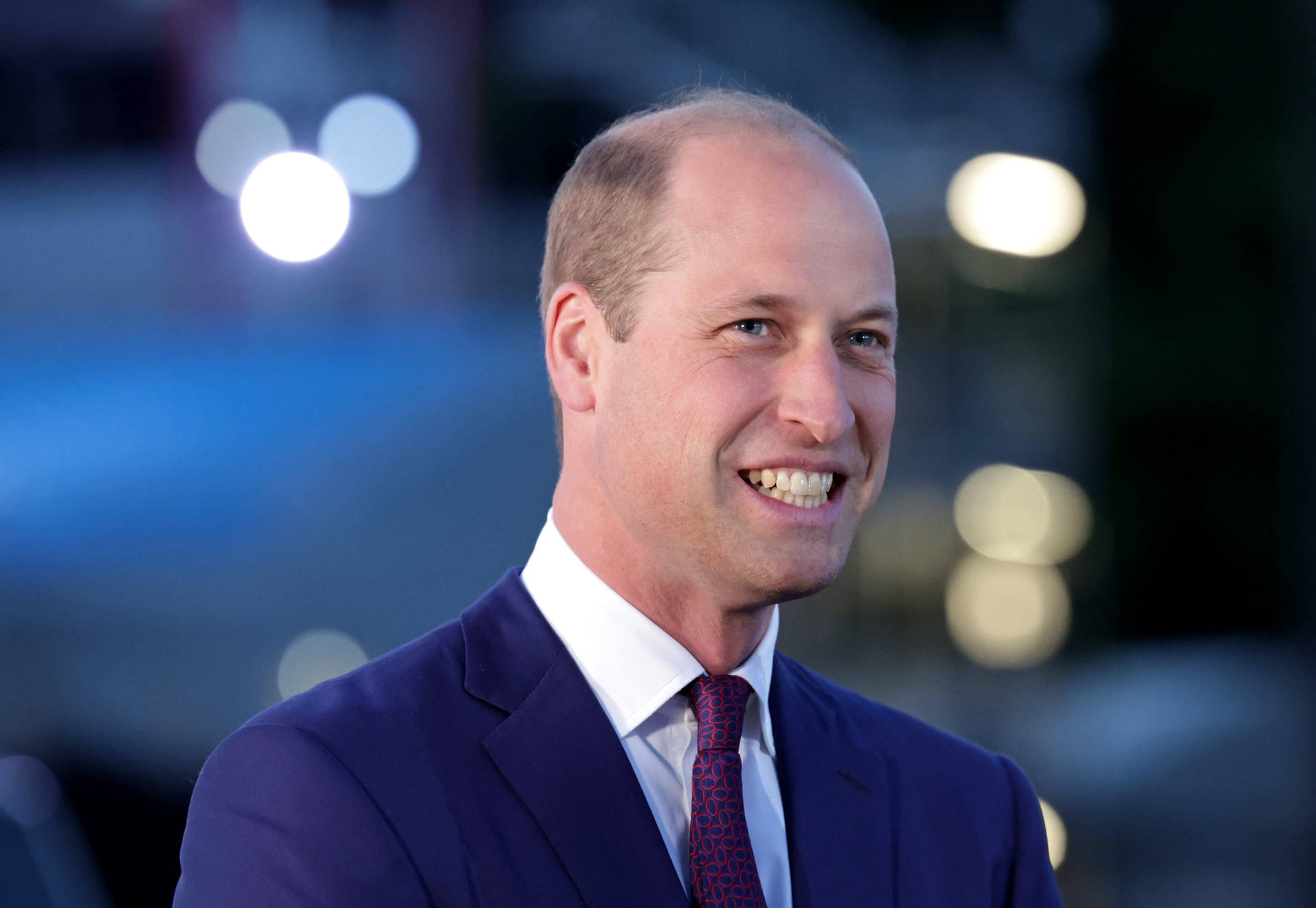 Prins William smiler bredt i en Marine dragt. Wallpaper
