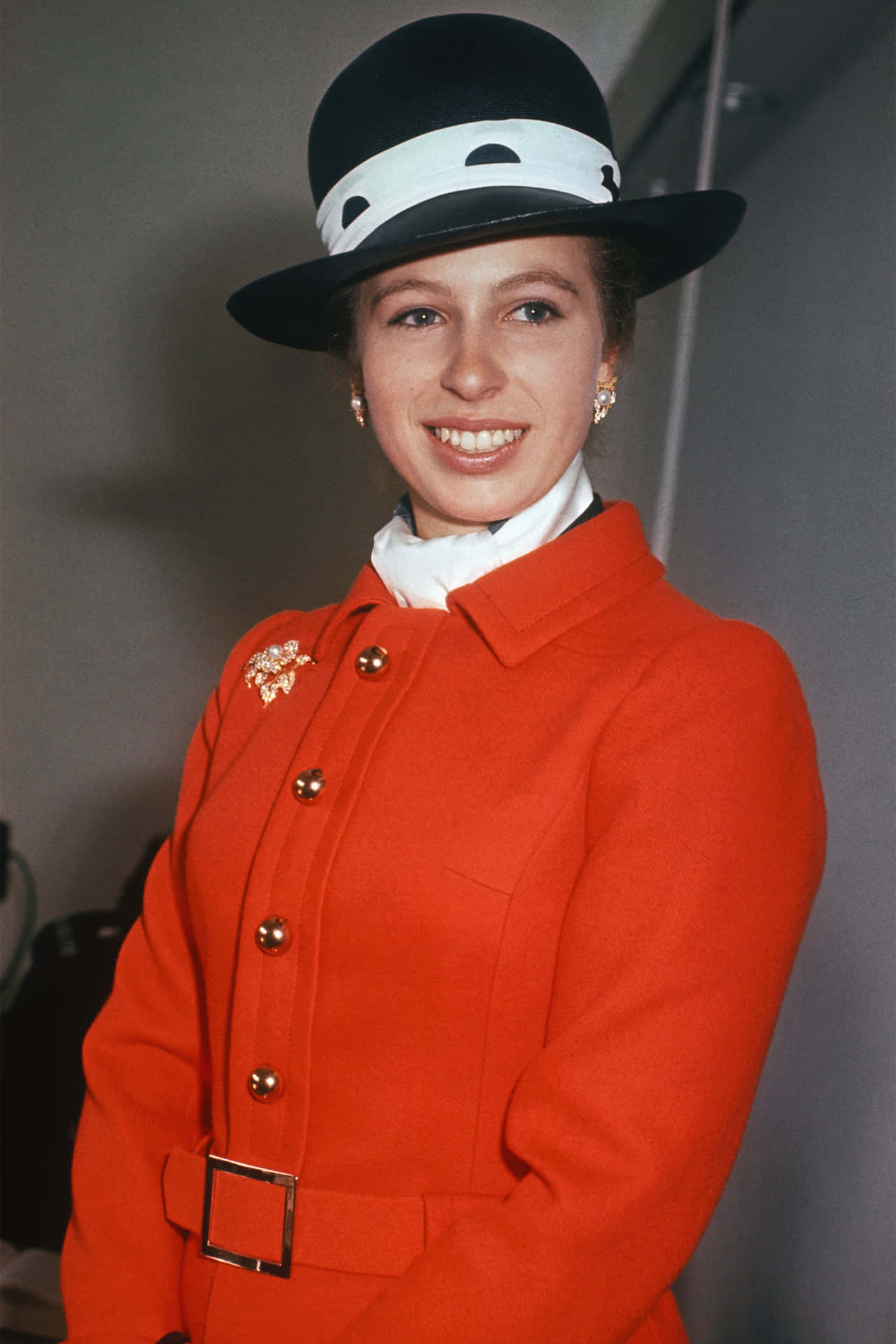 Prinsesse Anne iført en rød bæltespændt jakke Wallpaper