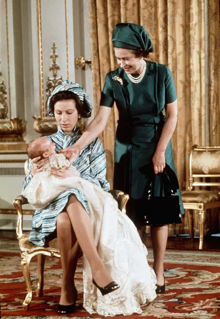 Prinsesse Anne med hendes baby og mor på det royale palads Wallpaper