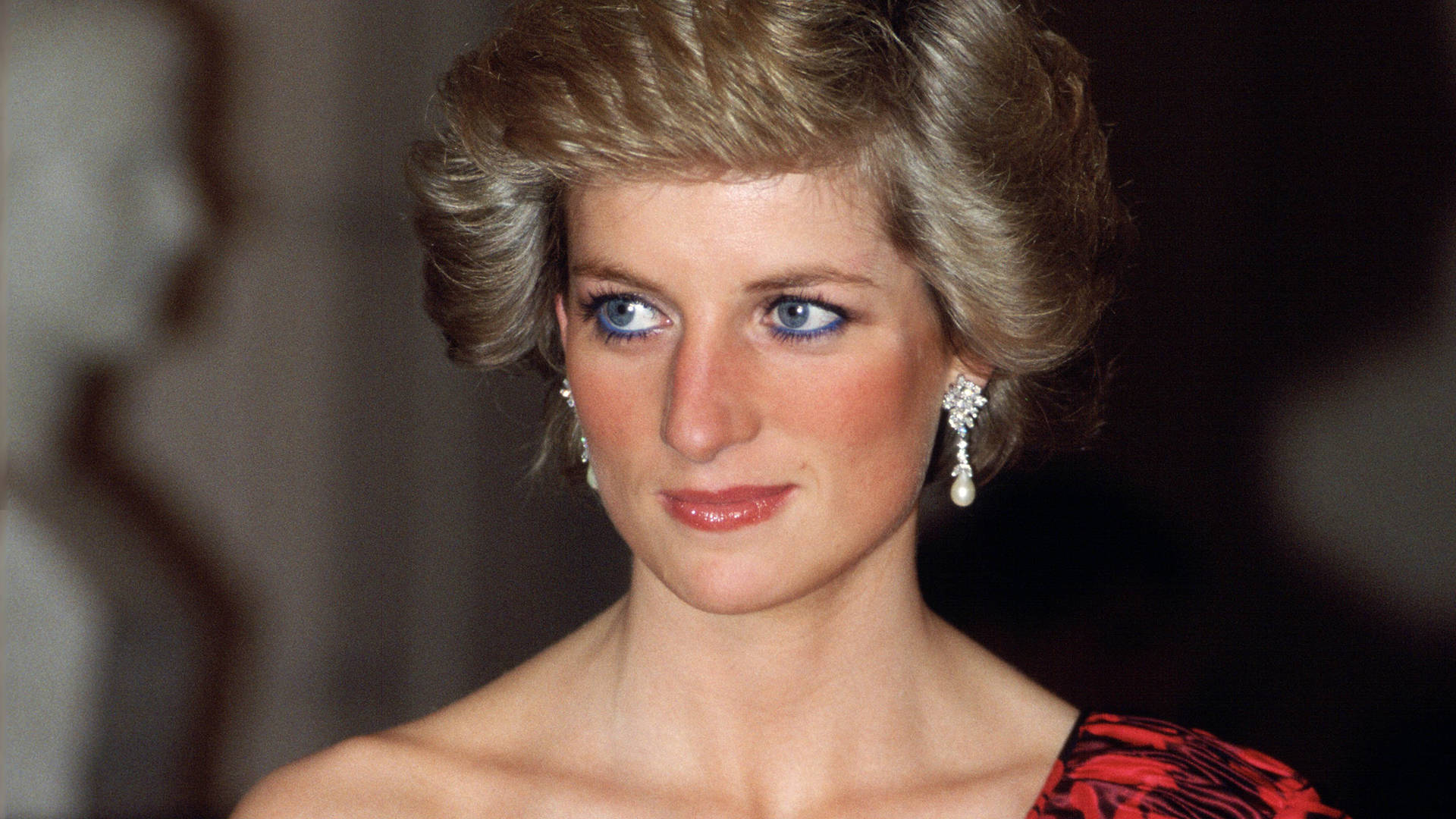 Iconode La Princesa Diana Con Delineador Azul Icónico Fondo de pantalla