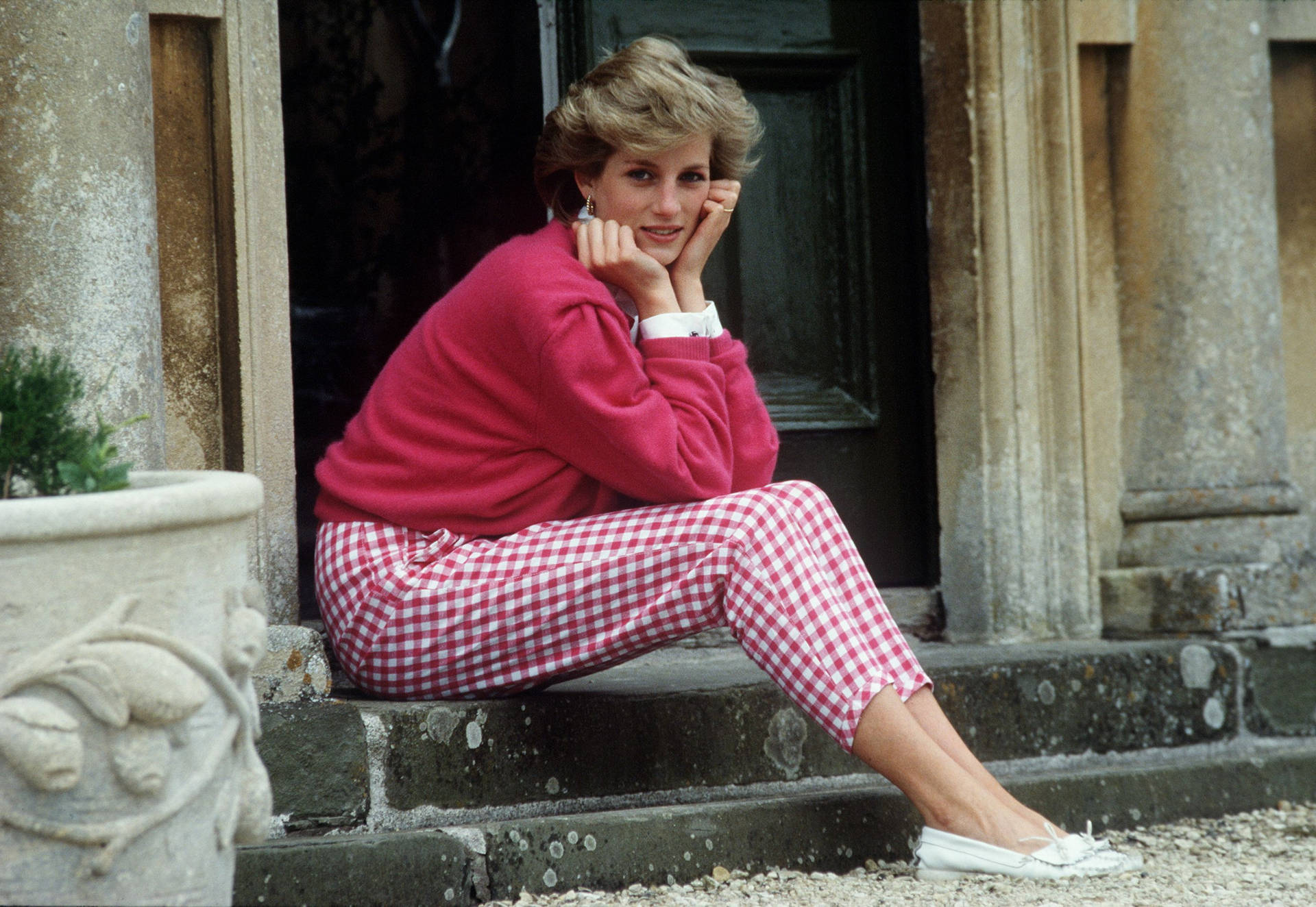 Princess Diana In Pink Casual Clothes Wallpaper
