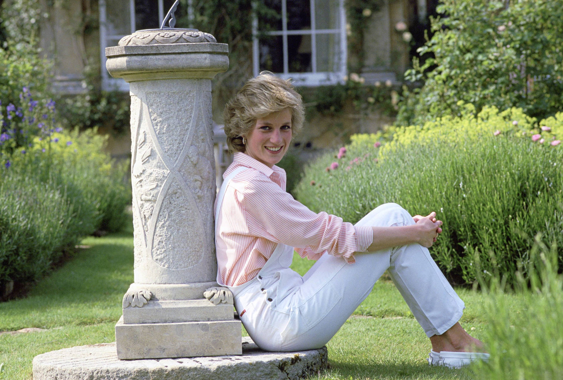 Princess Diana In The Royal Garden Wallpaper