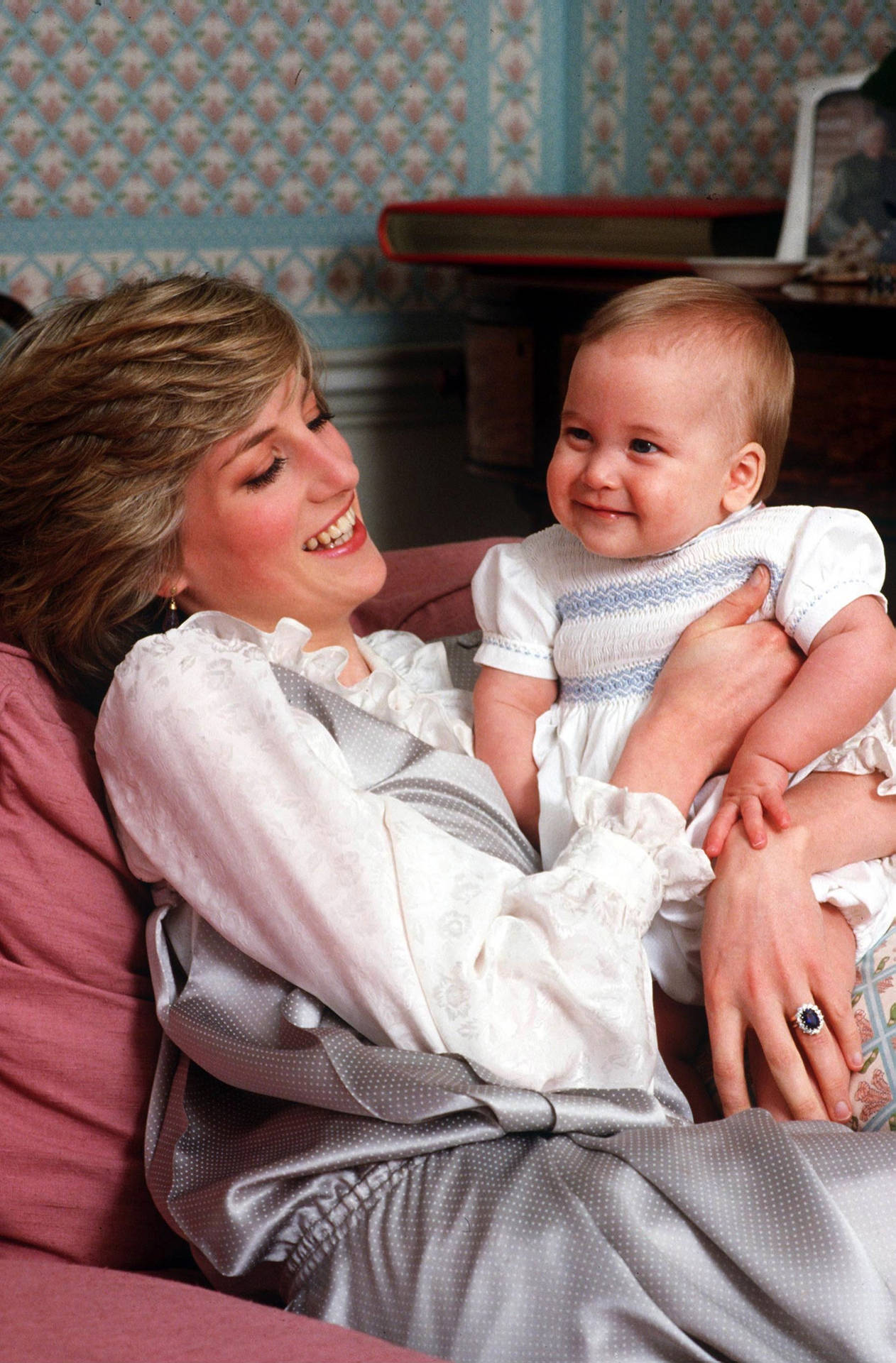 Prinsesse Diana Med Baby Prins Harry Wallpaper
